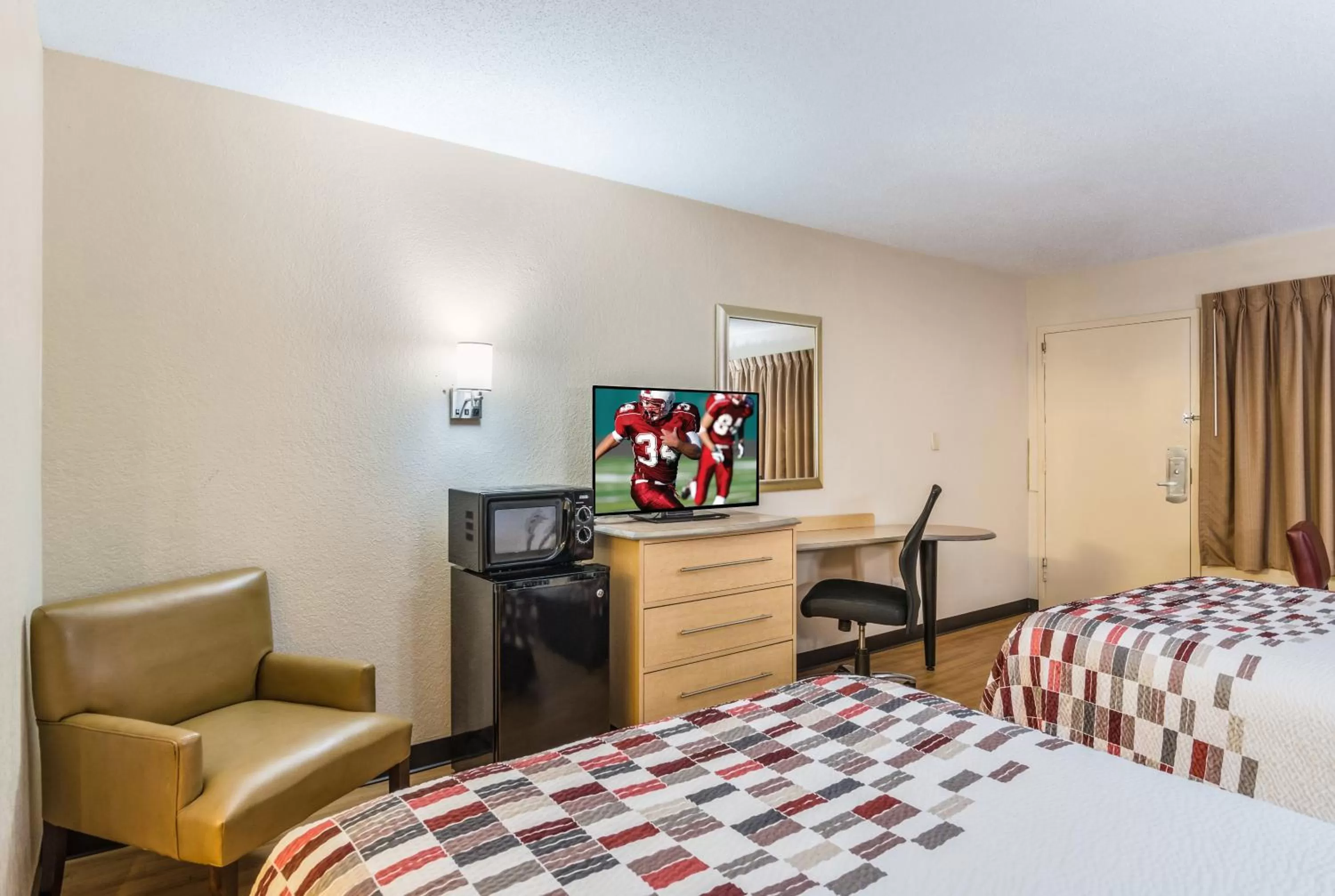 Photo of the whole room, Bed in Red Roof Inn Williamsburg