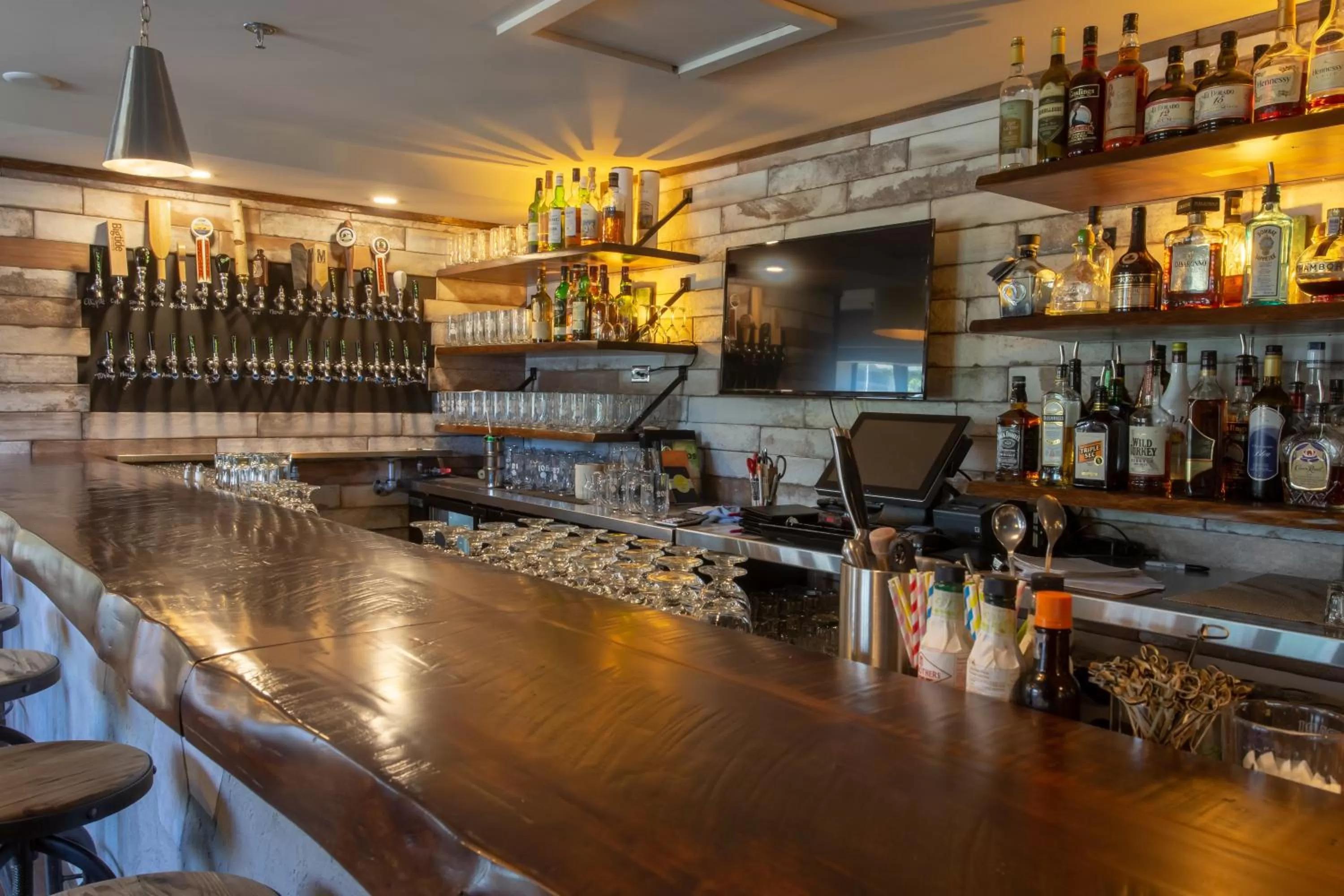 Lounge or bar in Crowne Plaza Fredericton Lord Beaverbrook by IHG