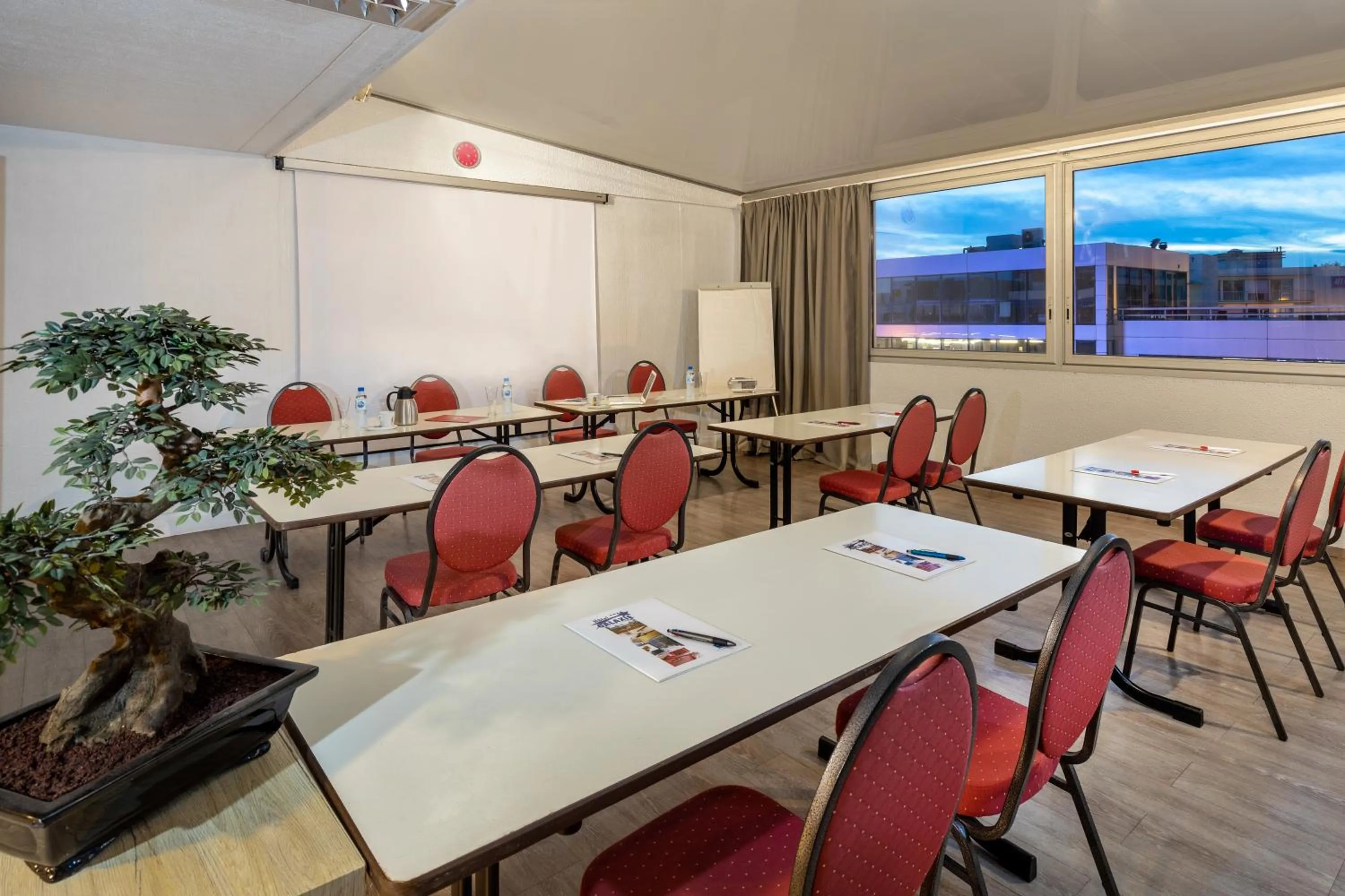 Business facilities in The Originals City, Hôtel Galaxie, Nice Aéroport