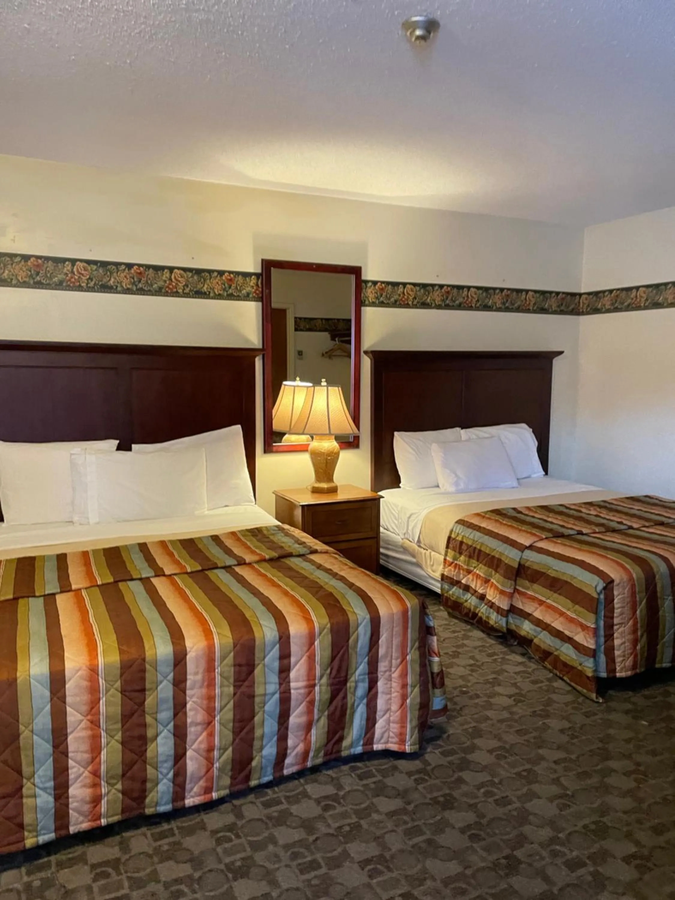 Bed in Scottish Inn Near the Falls and Casino