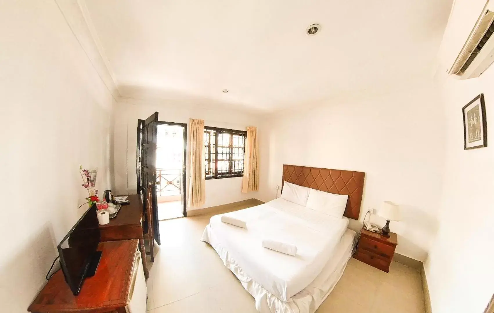 Superior Queen with Balcony in Riverside Hotel Phnom Penh Superior Queen with Balcony in Riverside Hotel Phnom Penh