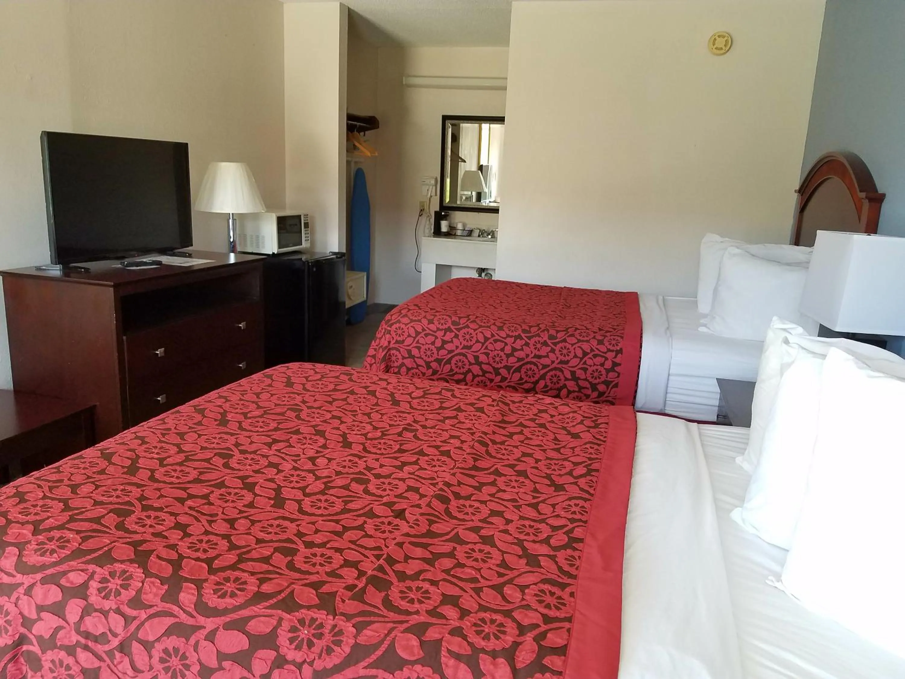 Bedroom, Bed in Days Inn by Wyndham Richmond