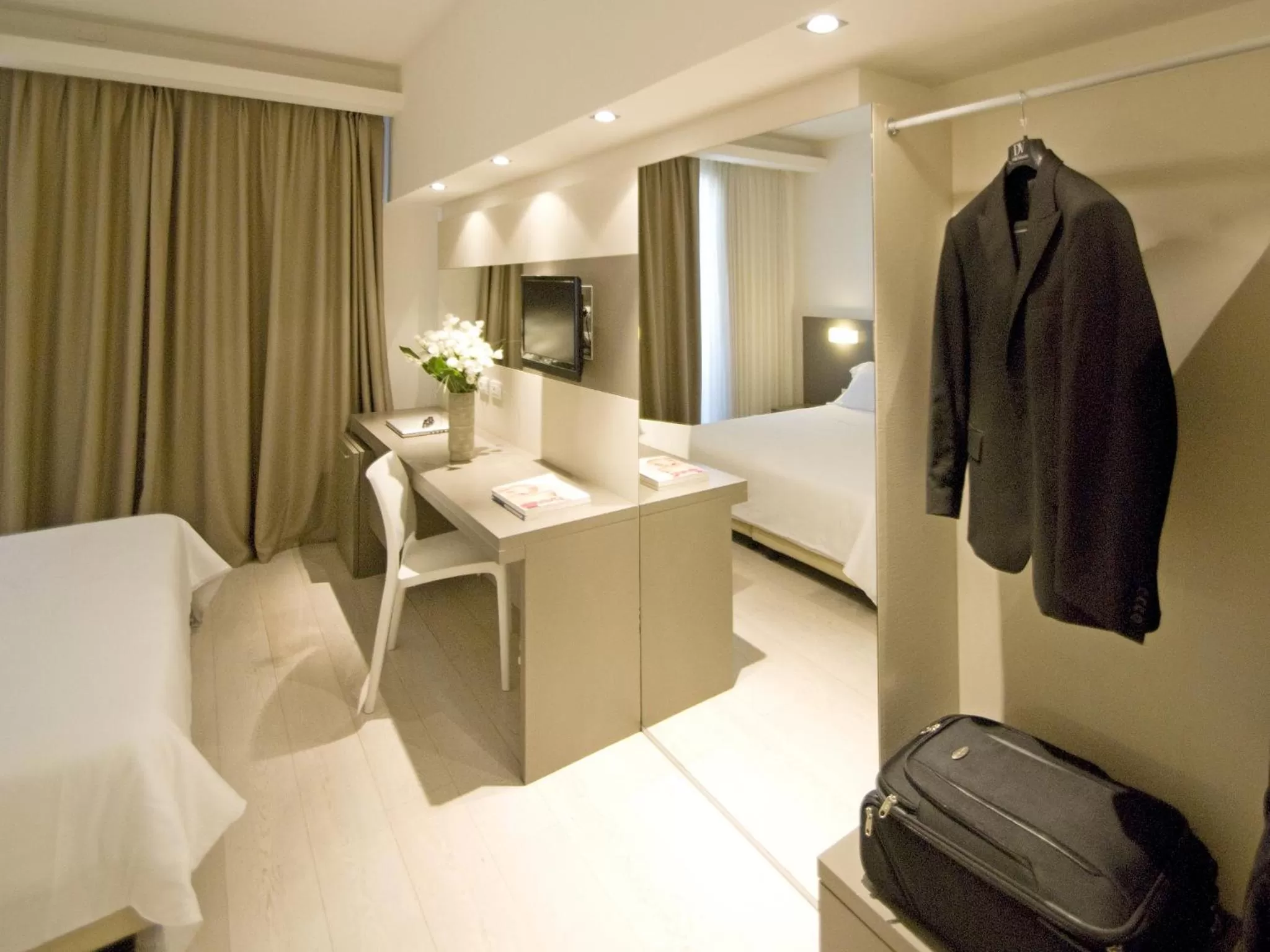 Photo of the whole room, Bed in Hotel Cube