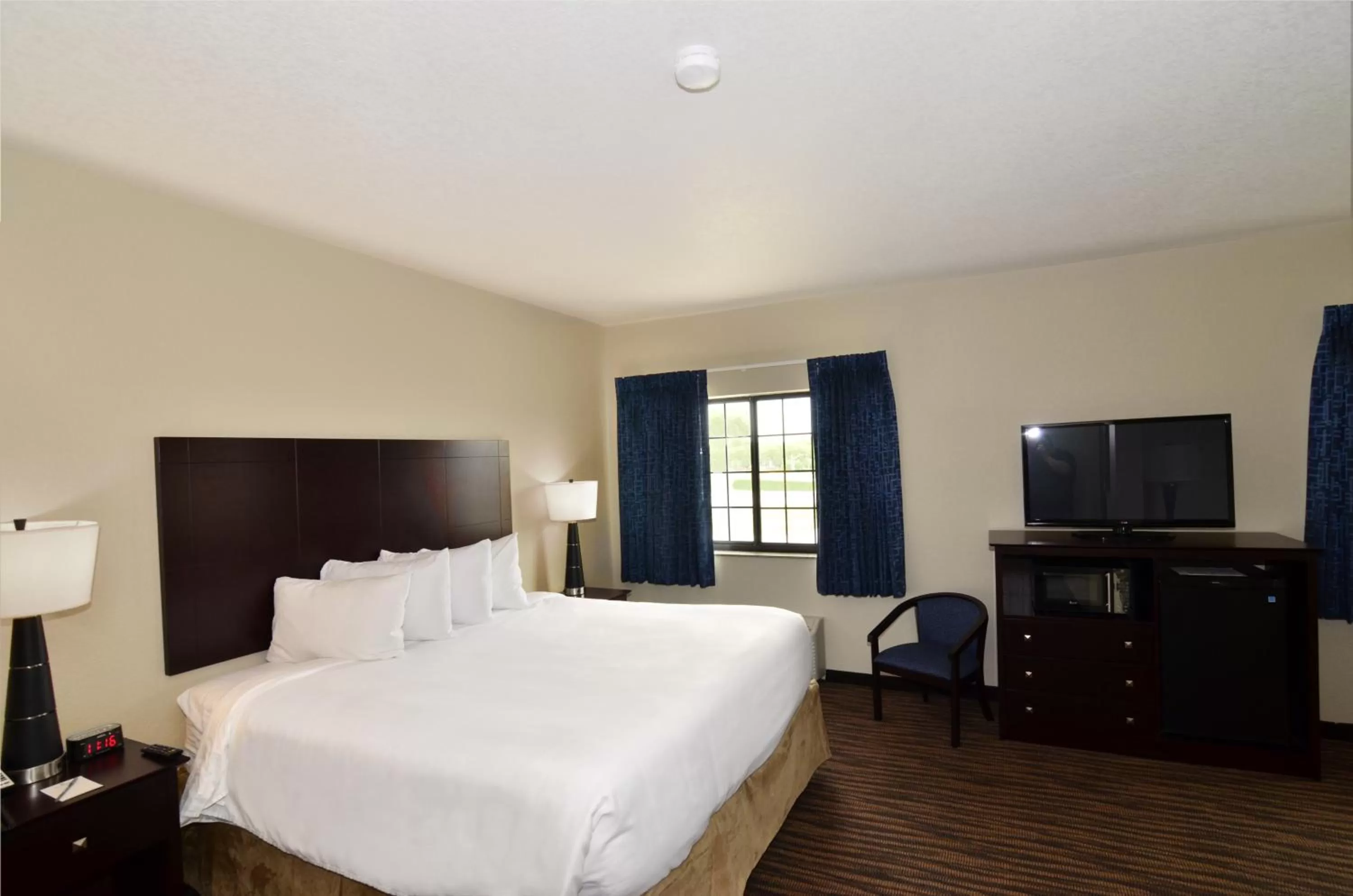 Bed in Cobblestone Inn & Suites - Holstein