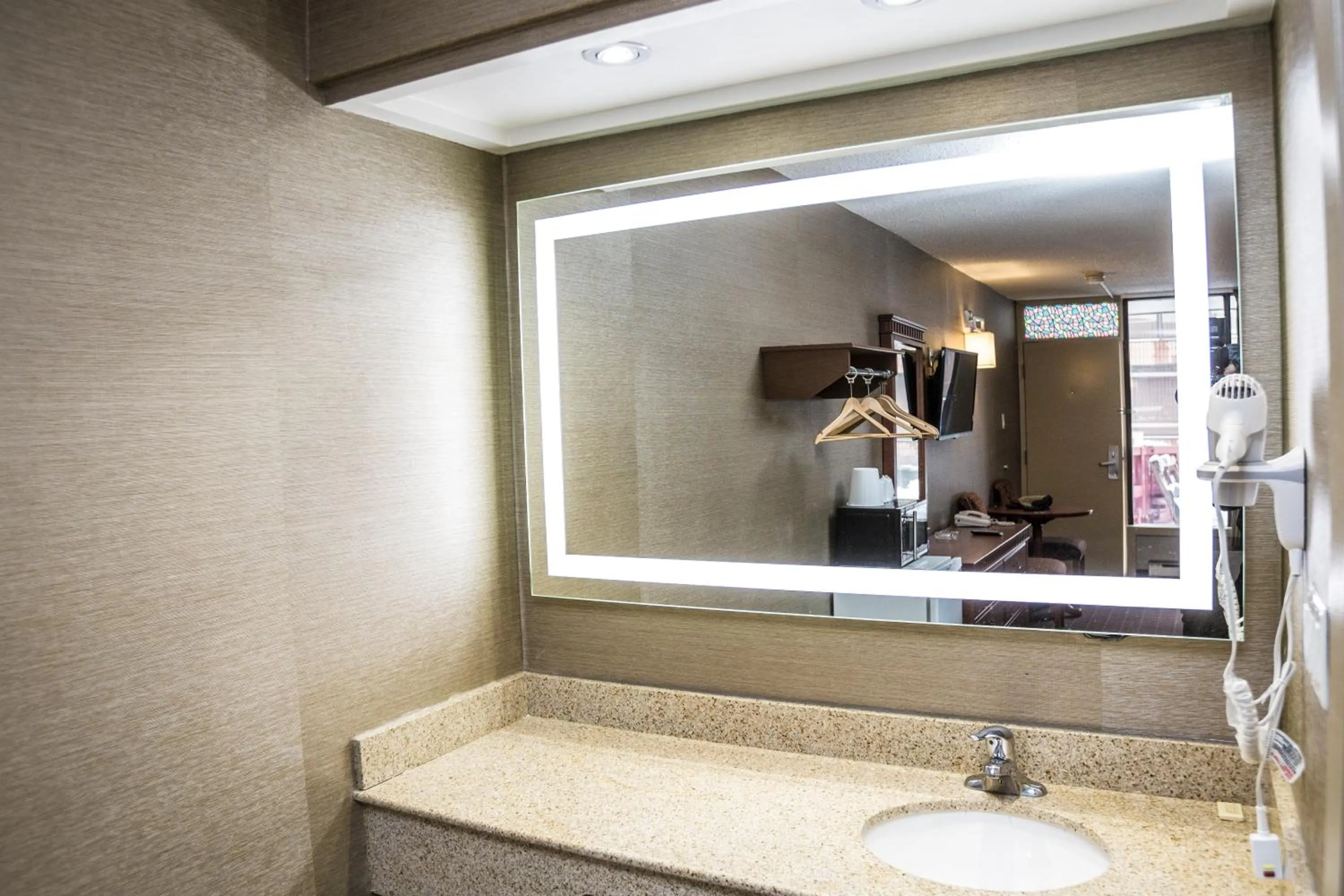 Bathroom in Mississauga Gate Inn