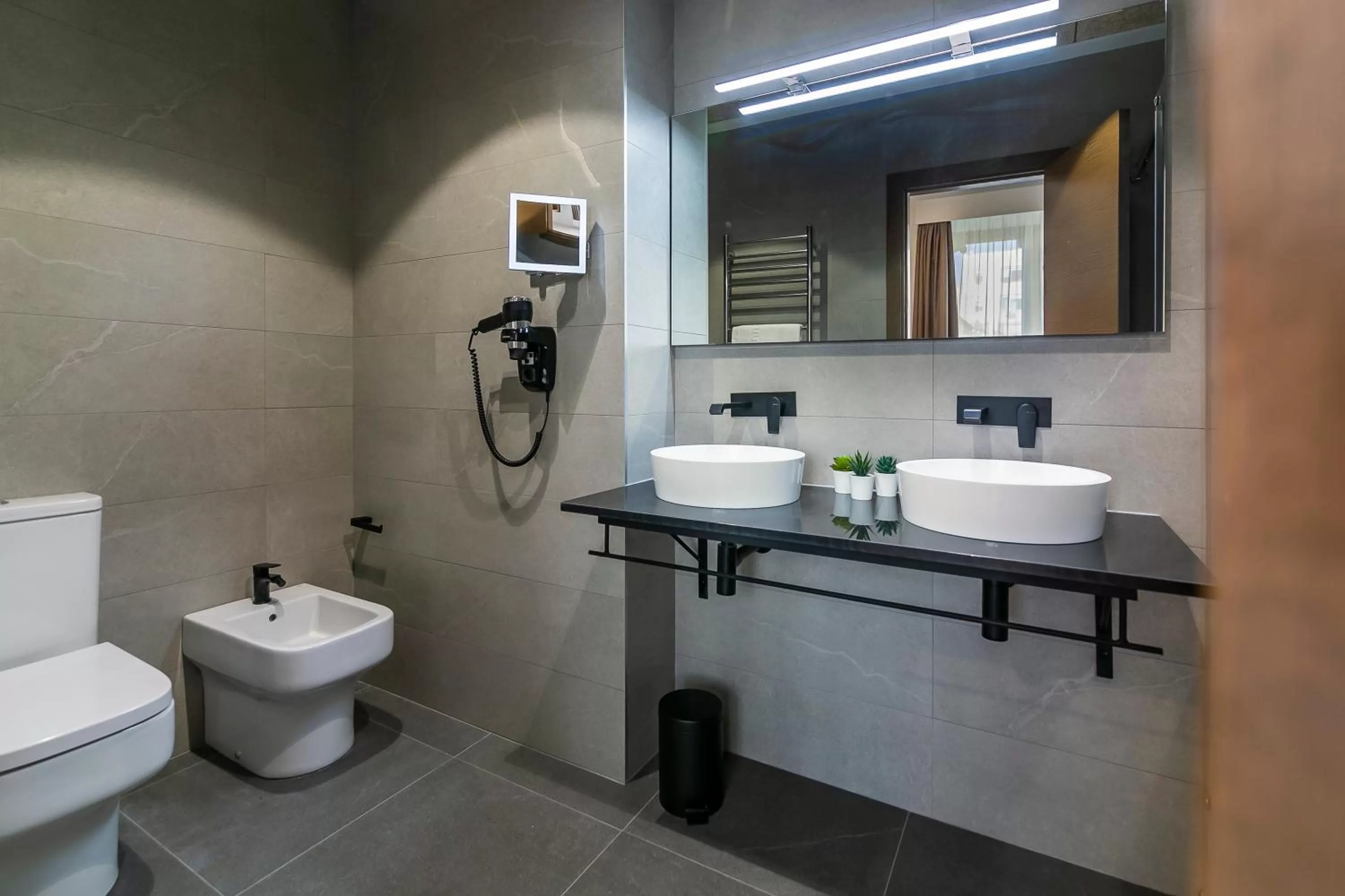 Toilet in Aquitania Home Suites