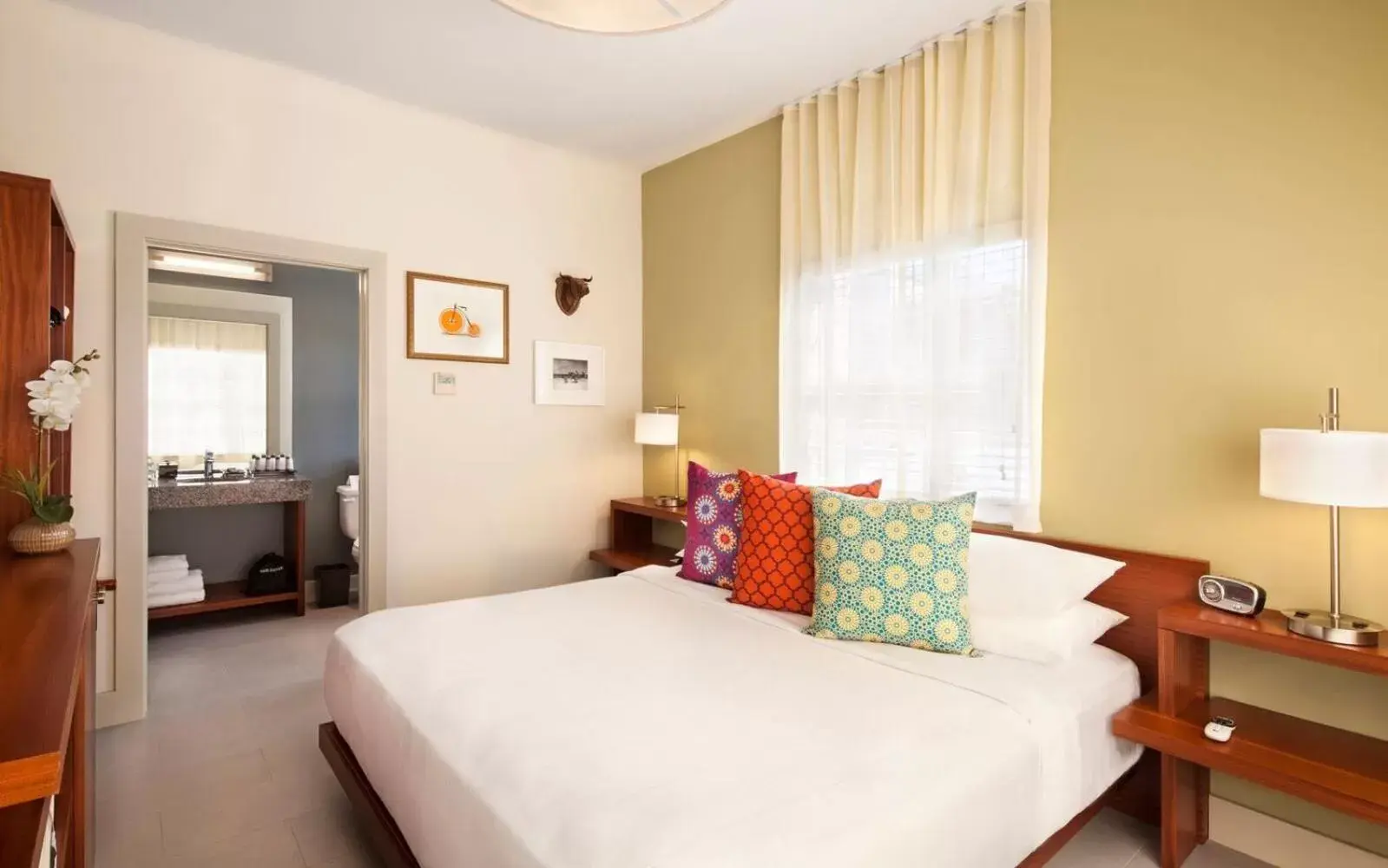 Standard Queen Room (Self Check-in with Virtual Front Desk) in Kasa El Paseo Miami Beach Standard Queen Room (Self Check-in with Virtual Front Desk) in Kasa El Paseo Miami Beach