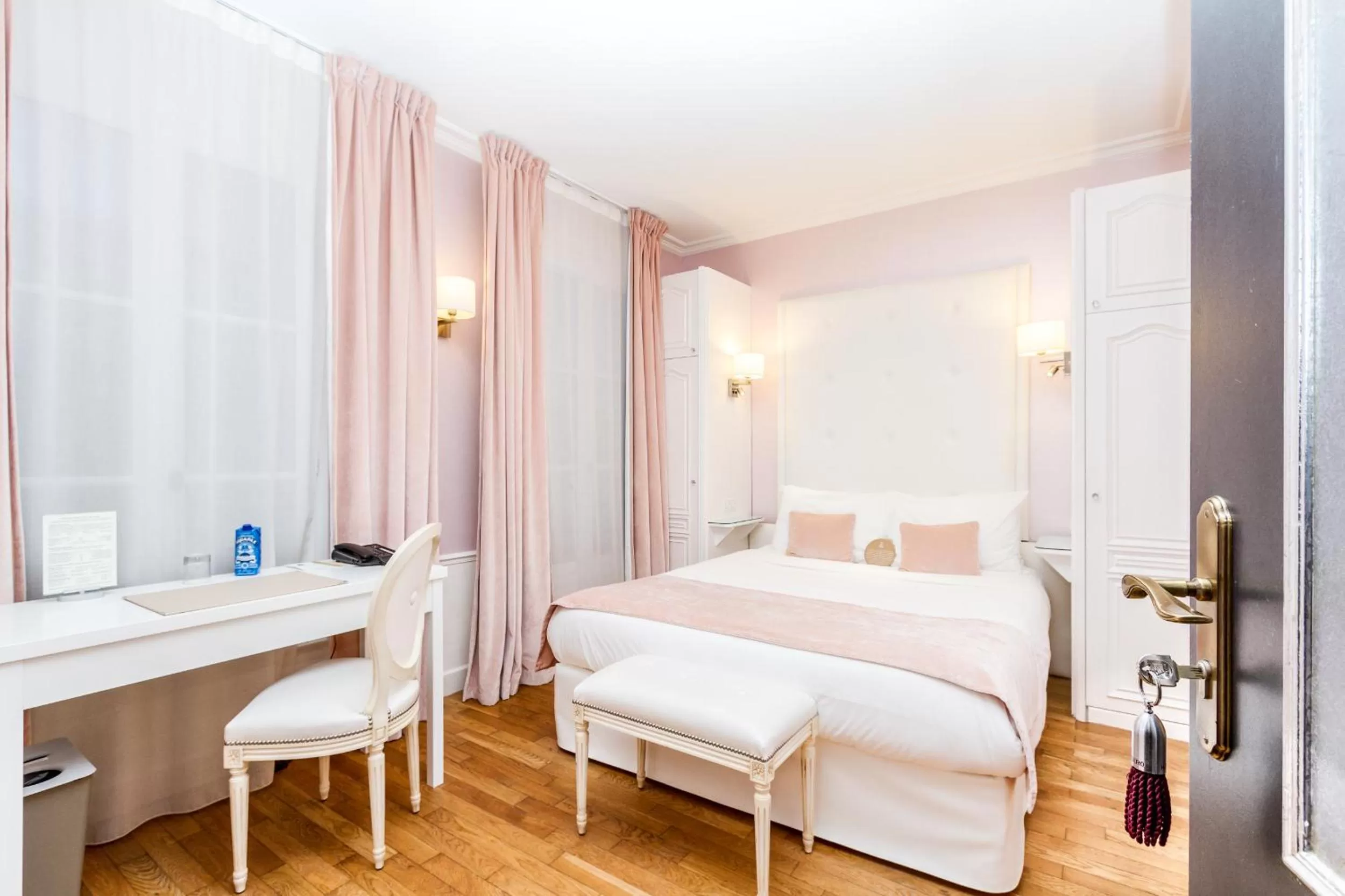 Bed in Eiffel Trocadéro