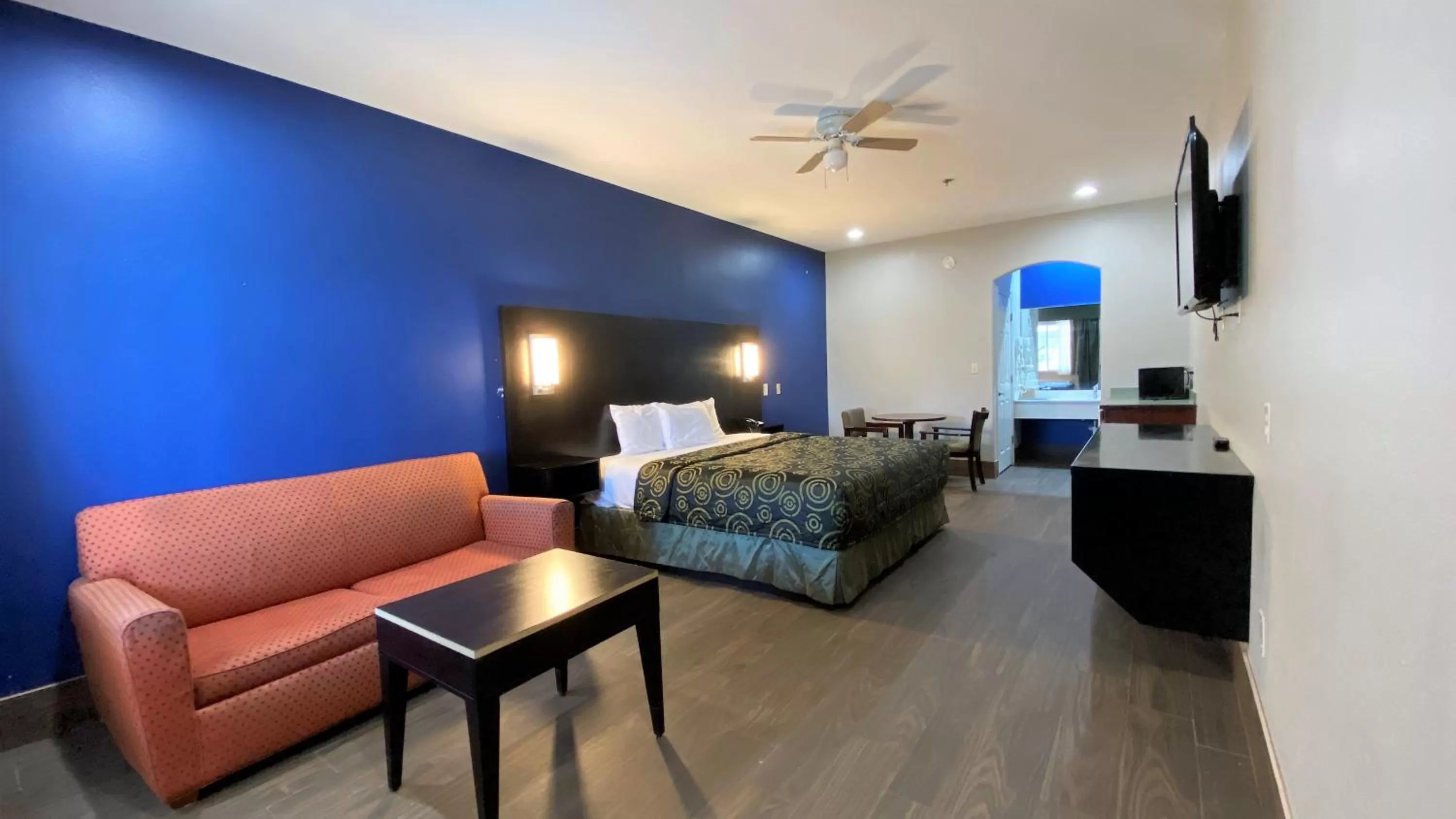 Photo of the whole room, Bed in Texas Inn Alamo