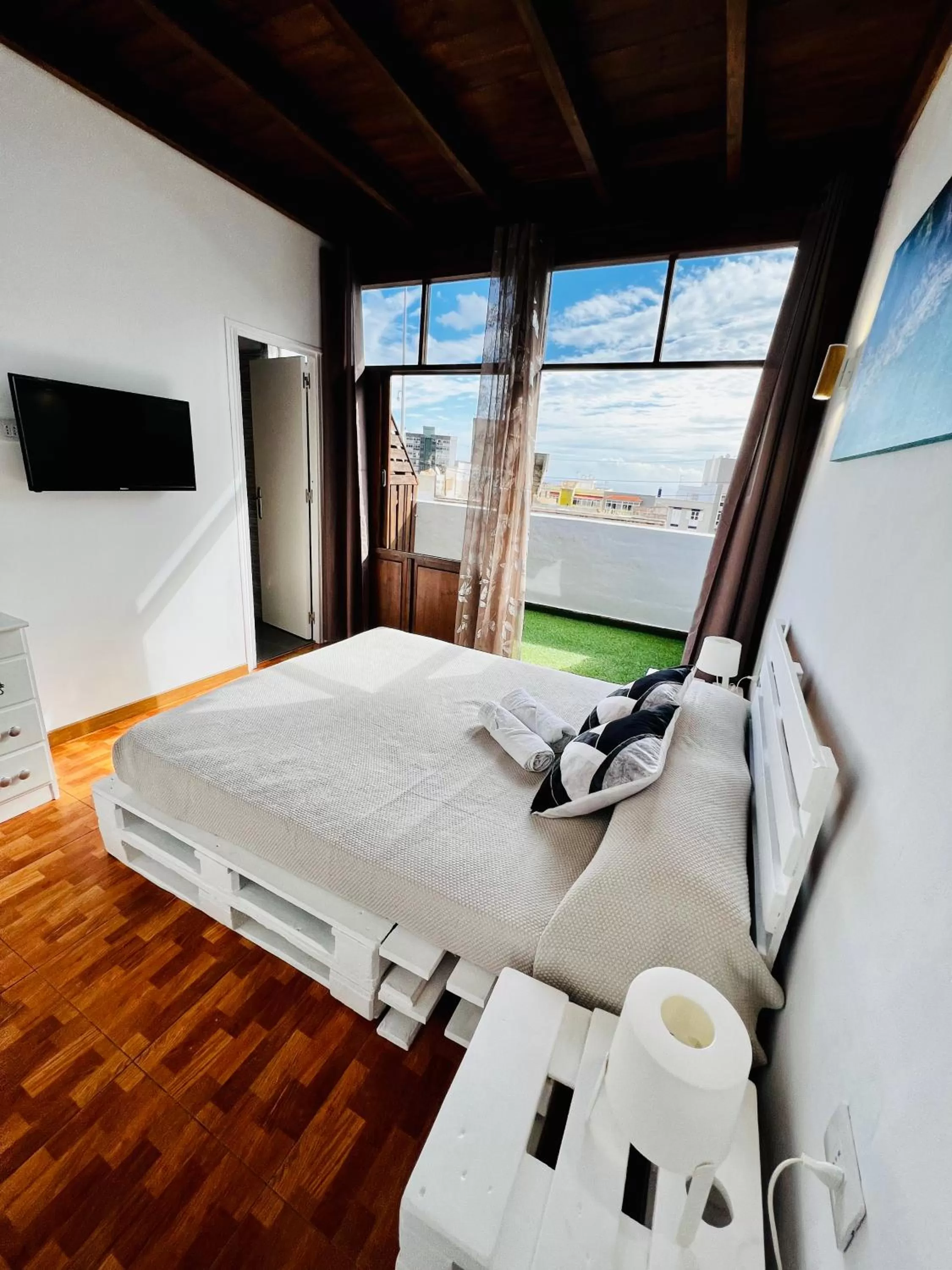 Bedroom, Bed in El jardin de Iris