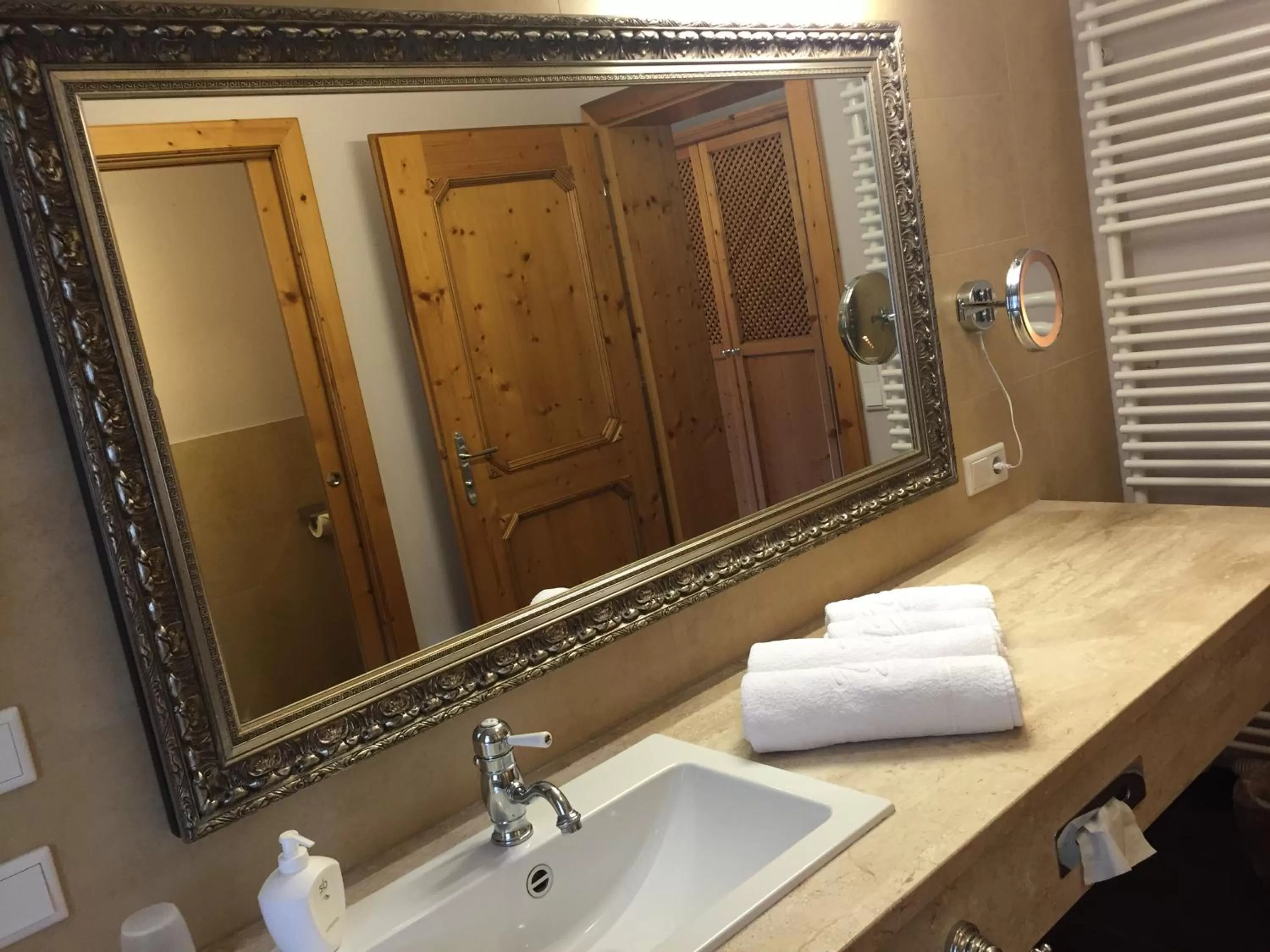 Bathroom in Hotel und Alpen Apartments - Bürglhöh