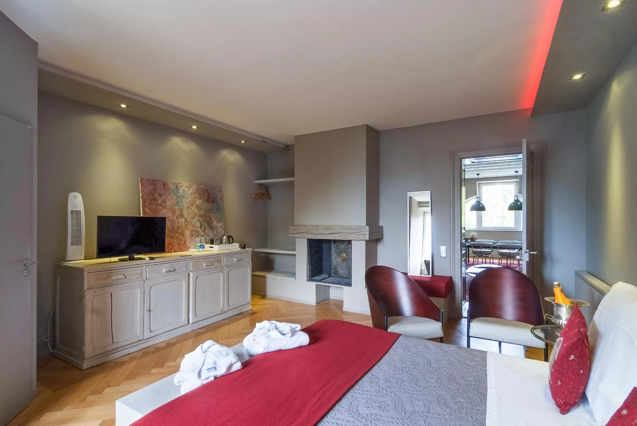 Photo of the whole room, TV/Entertainment Center in Peonia at Home - Maison d'hôtes d'exception