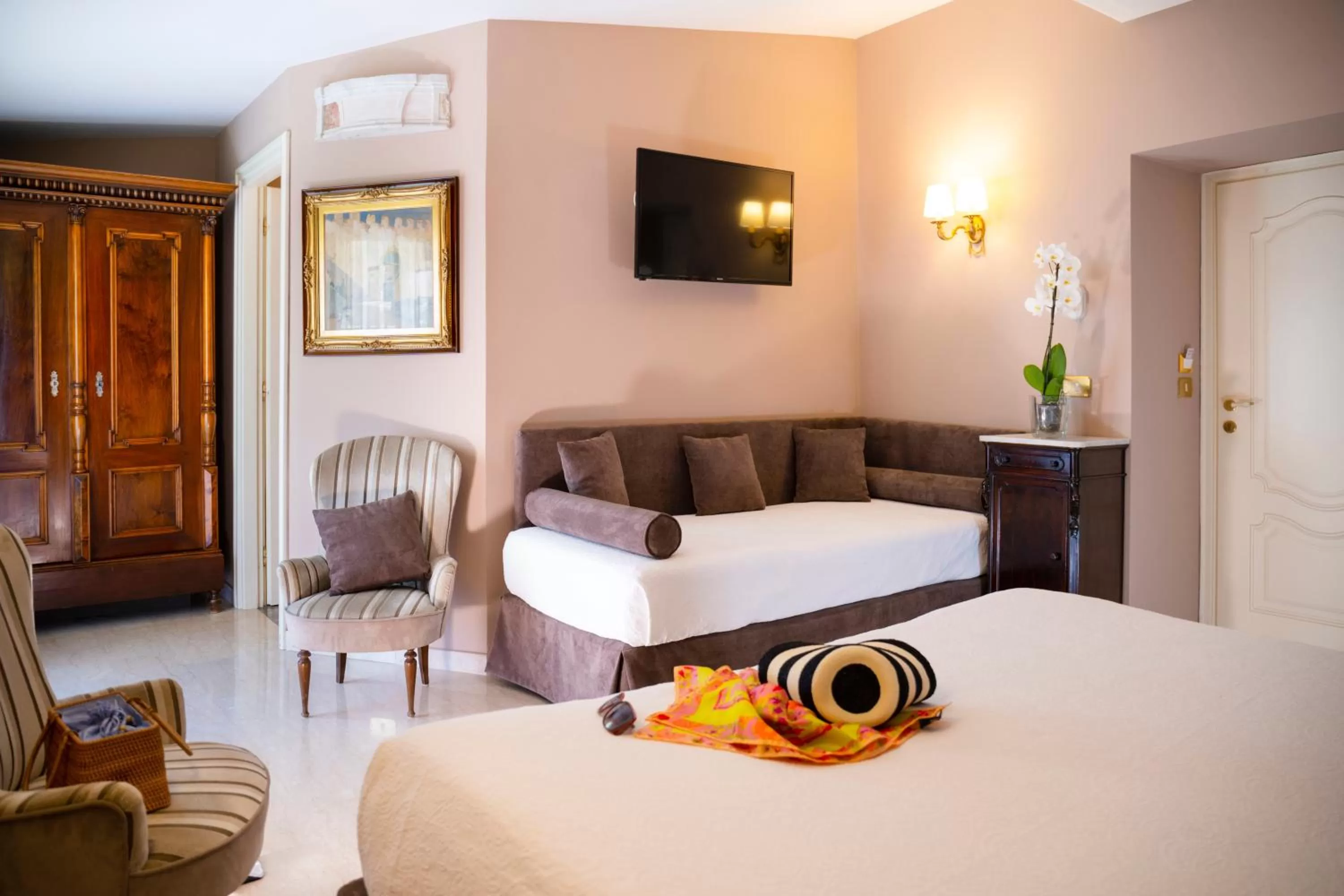 Living room, Bed in Hotel Villa Taormina