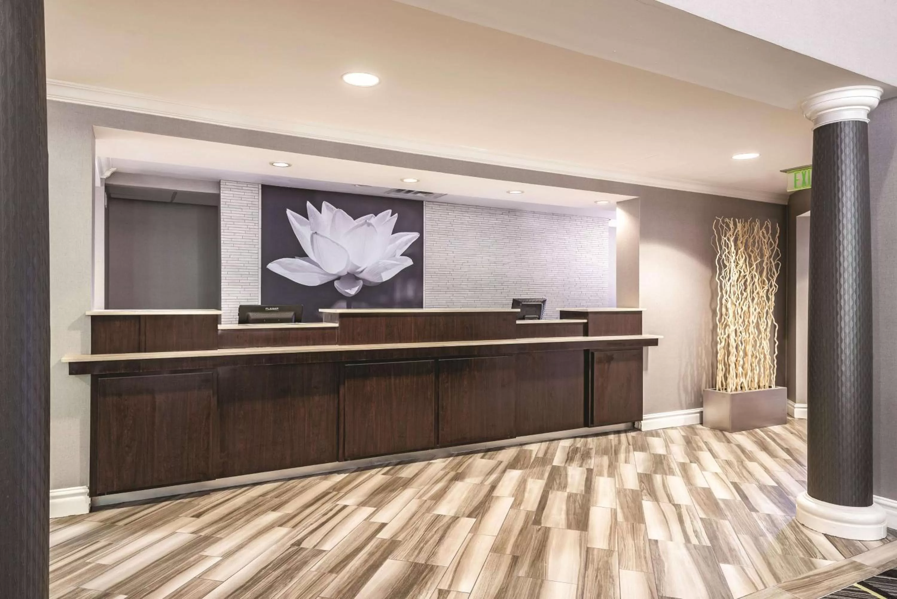 Lobby or reception in La Quinta Inn & Suites by Wyndham University Area Chapel Hill
