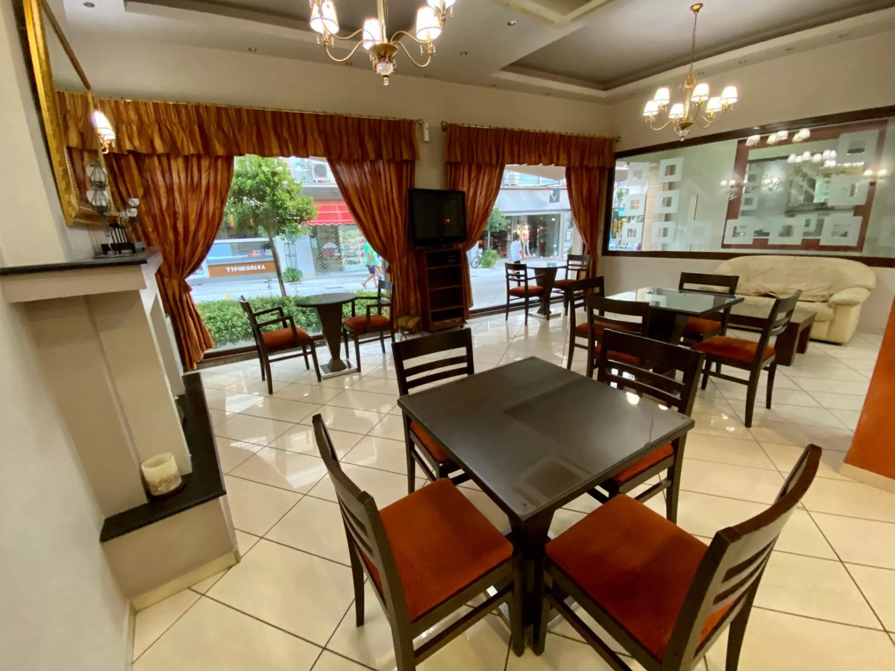 Communal lounge/ TV room in Ξενοδοχείο Acropol