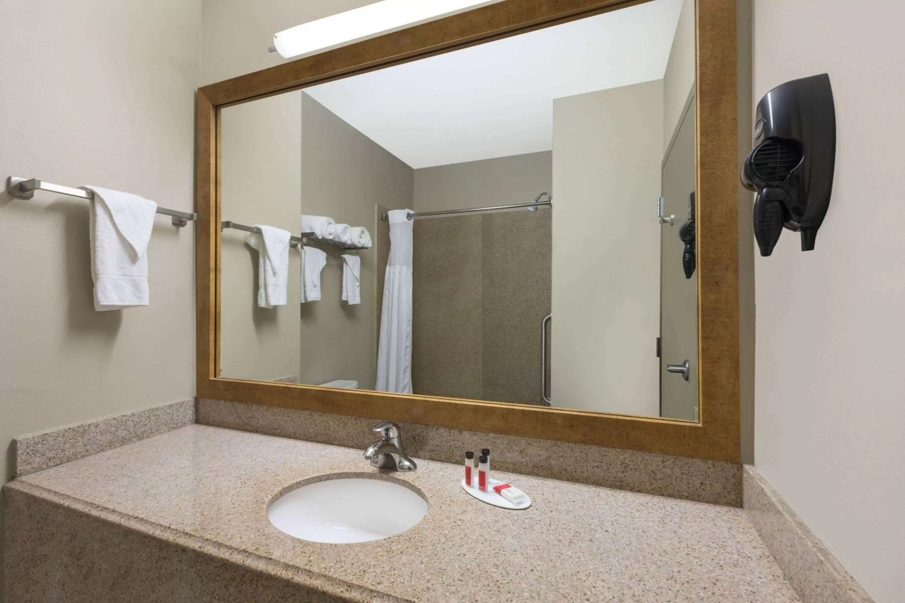 TV and multimedia in Baymont by Wyndham Columbus