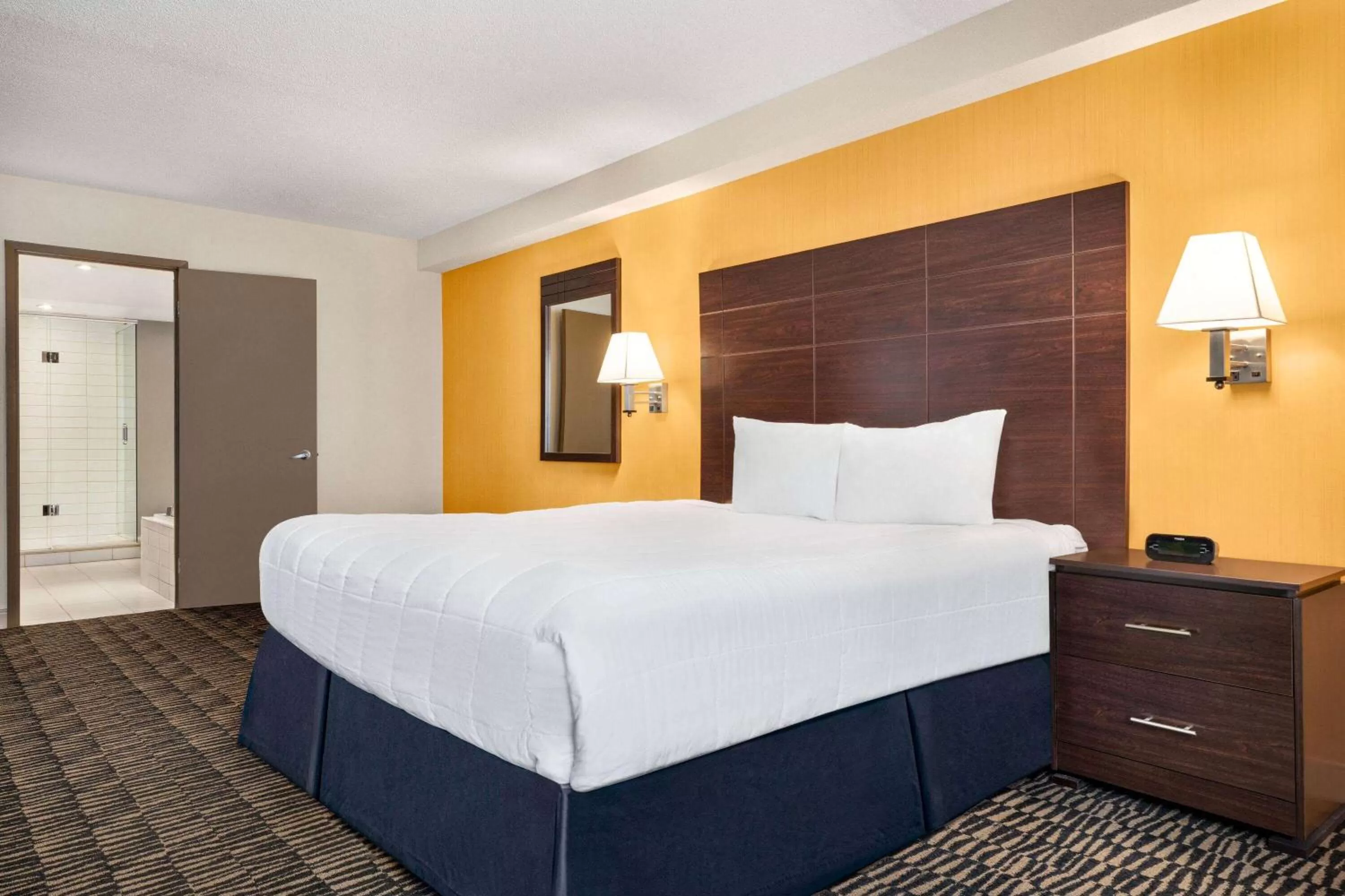 Photo of the whole room, Bed in Ramada Plaza by Wyndham Niagara Falls