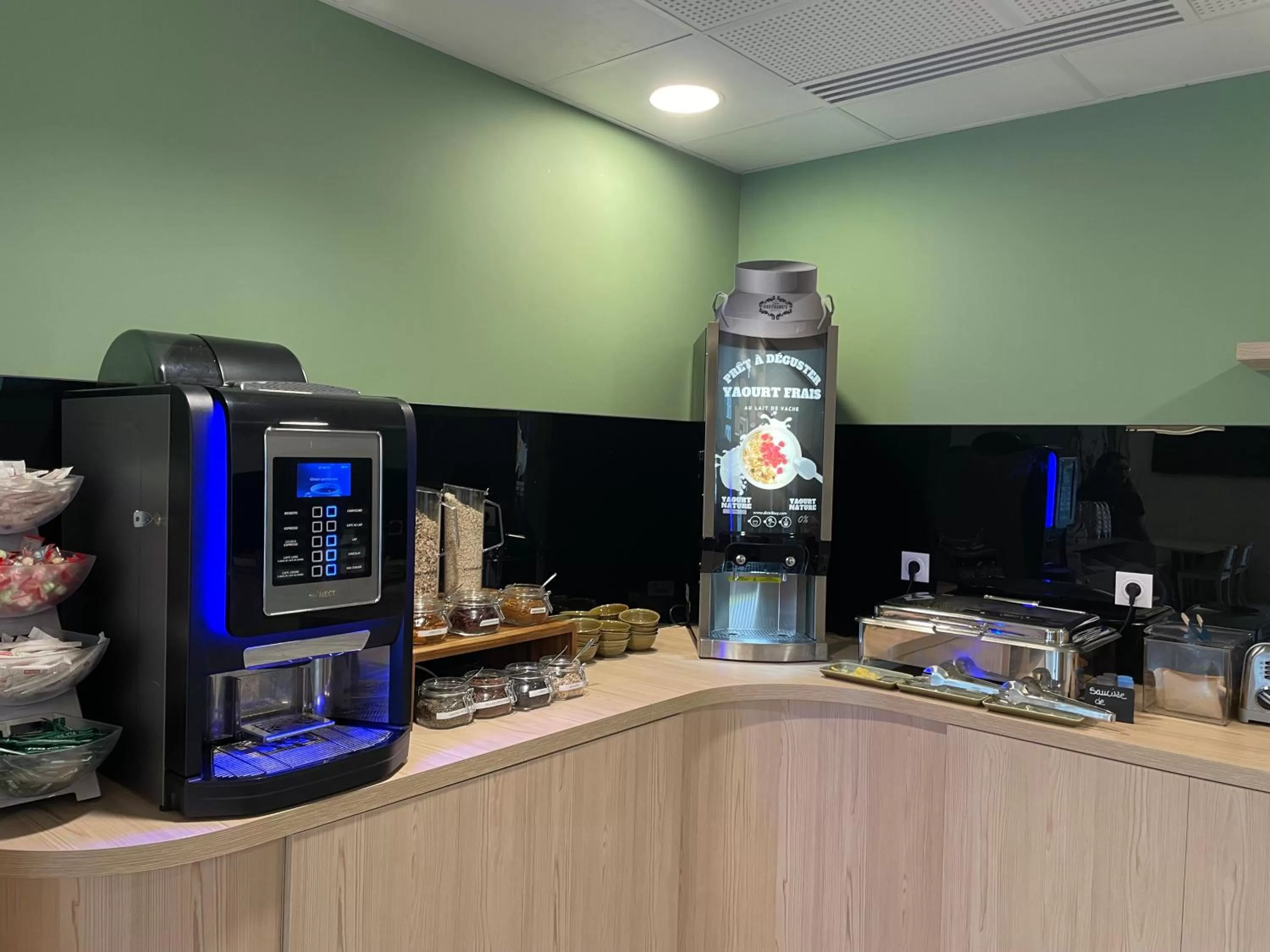 Buffet breakfast in Hôtel Amiens Sud