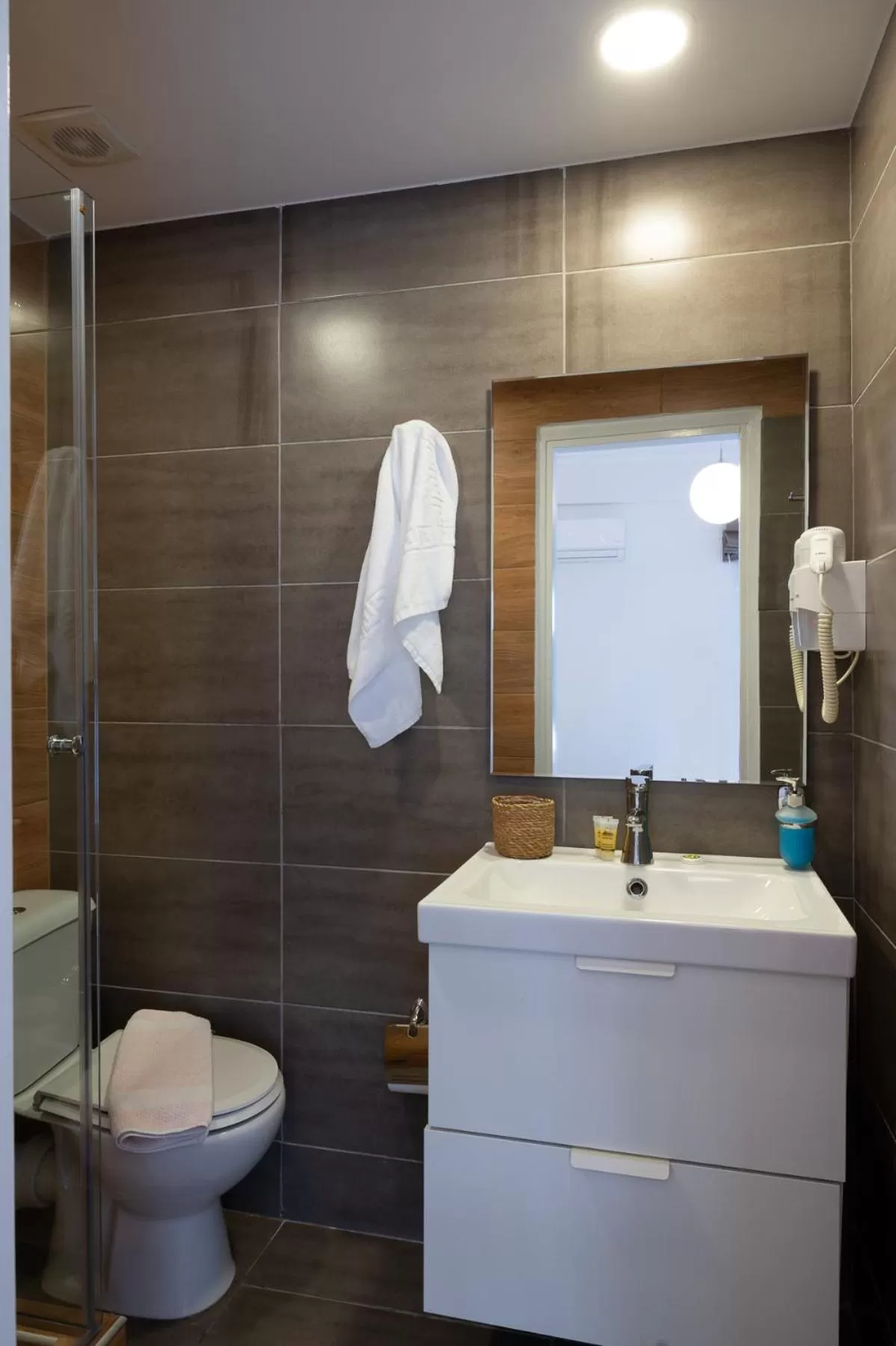 Shower in HOTEL_TIER