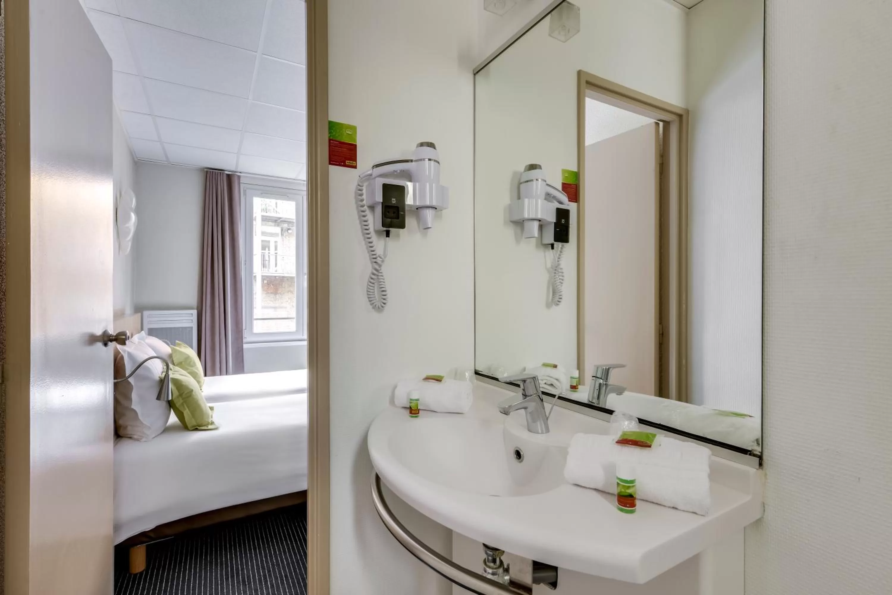 Shower, Bed in Hotel Chagnot