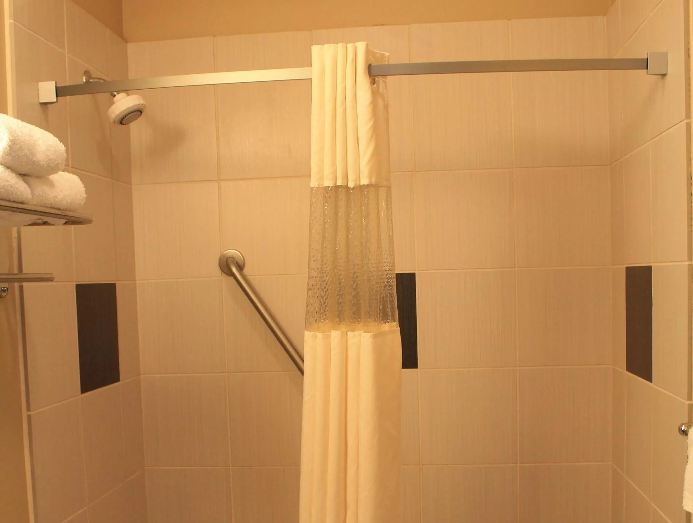 Bathroom in Cityview Inn & Suites Downtown /RiverCenter Area