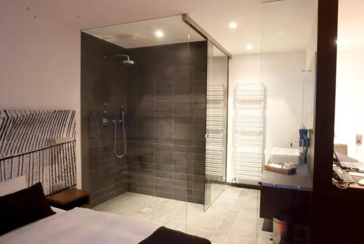 Shower, Bed in BECKER´S Hotel & Restaurant