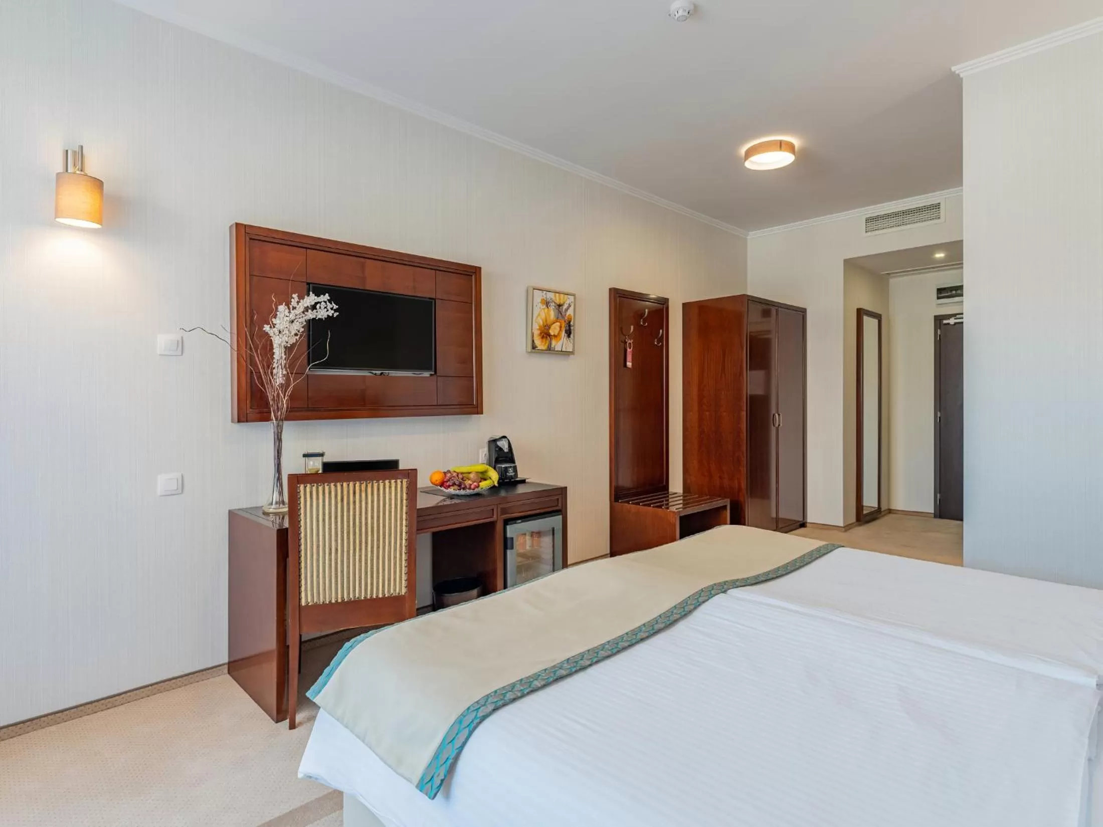 Communal lounge/ TV room, Bed in Concorde Old Bucharest Hotel