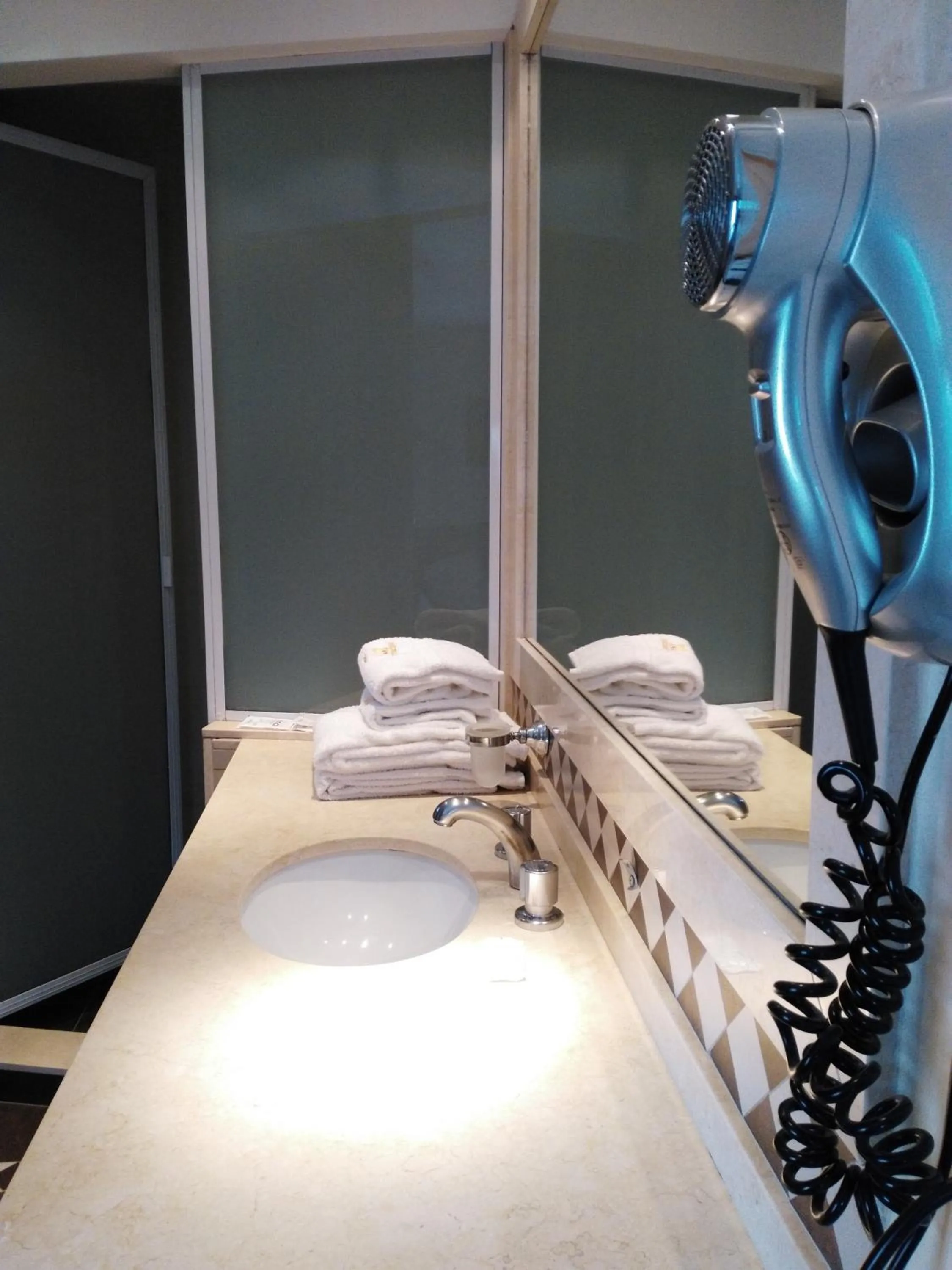 Bathroom in Hotel A&B Internacional