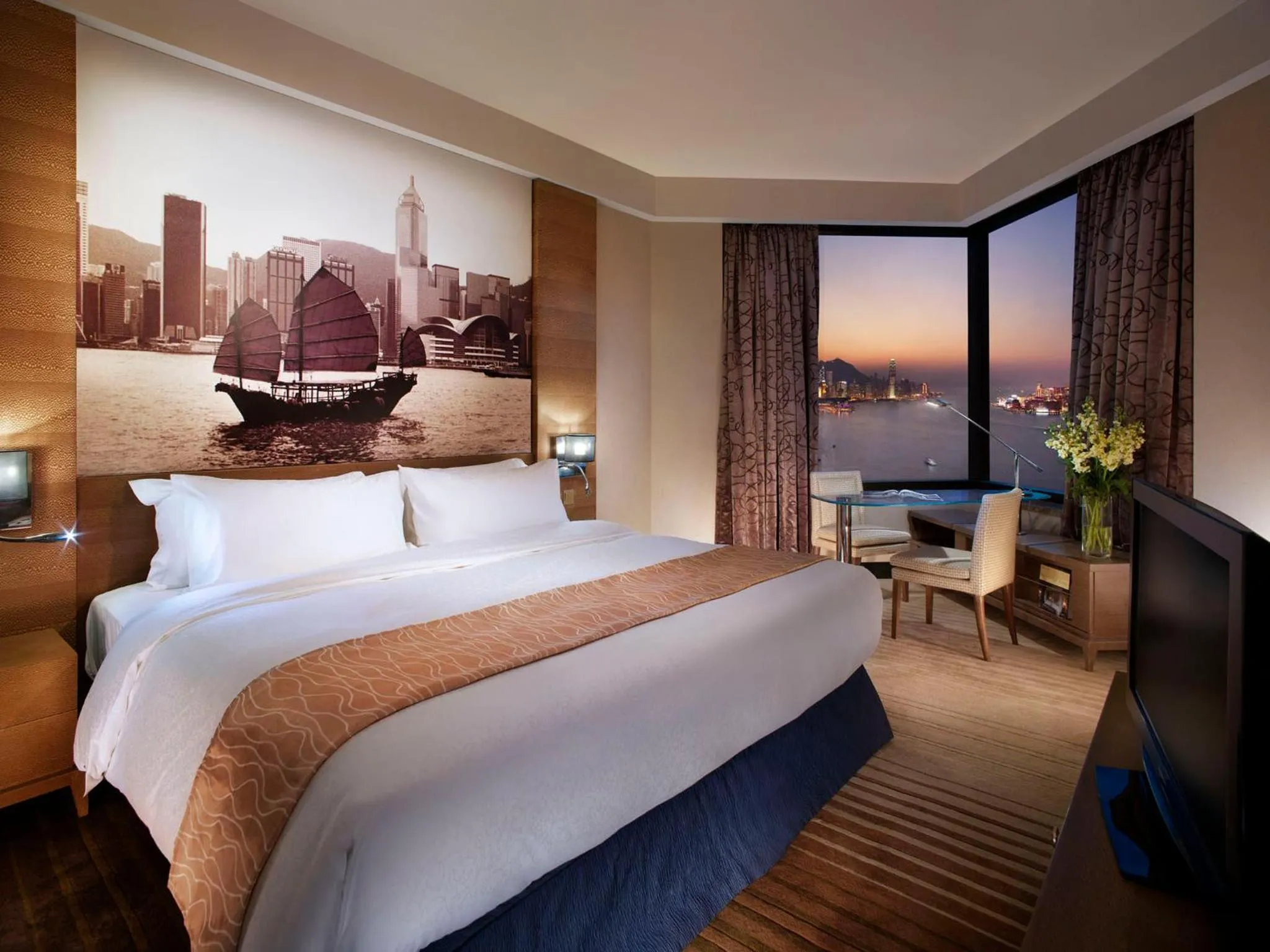 View (from property/room), Bed in Harbour Grand Hong Kong