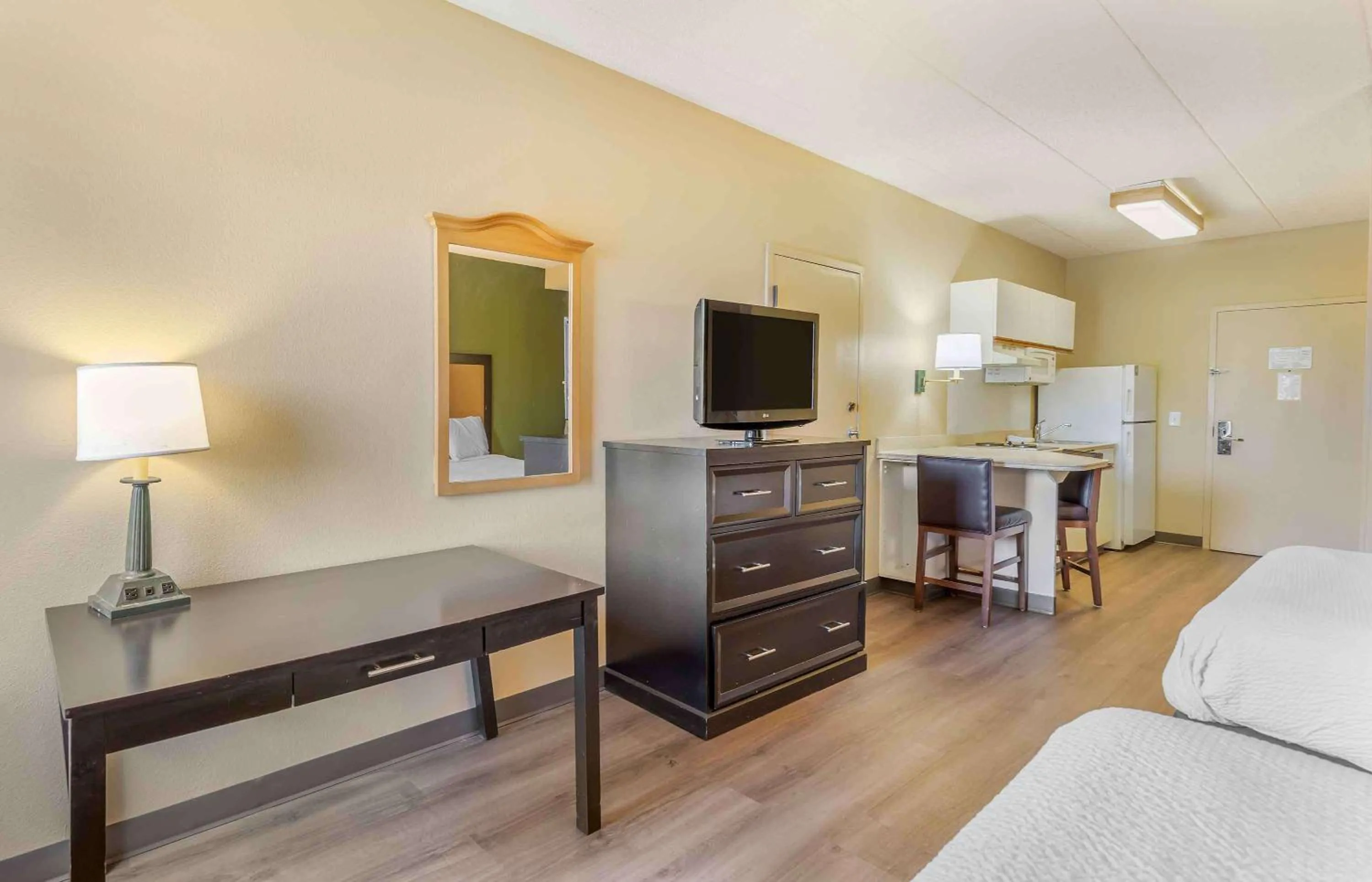 Bedroom, Bed in Extended Stay America Select Suites - Chicago - Lombard - Oakbrook