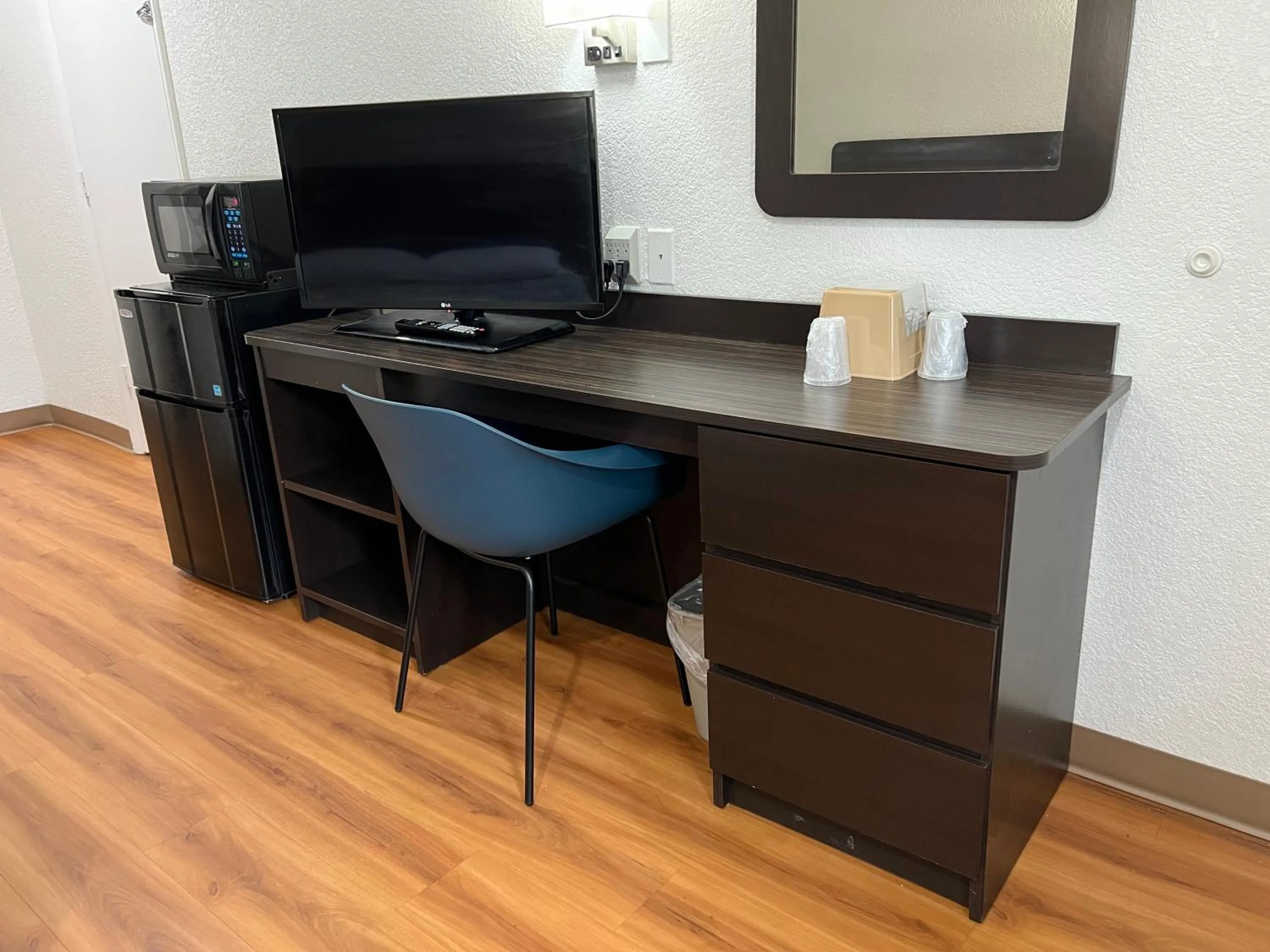 hair dresser in Motel 6-Longview, TX