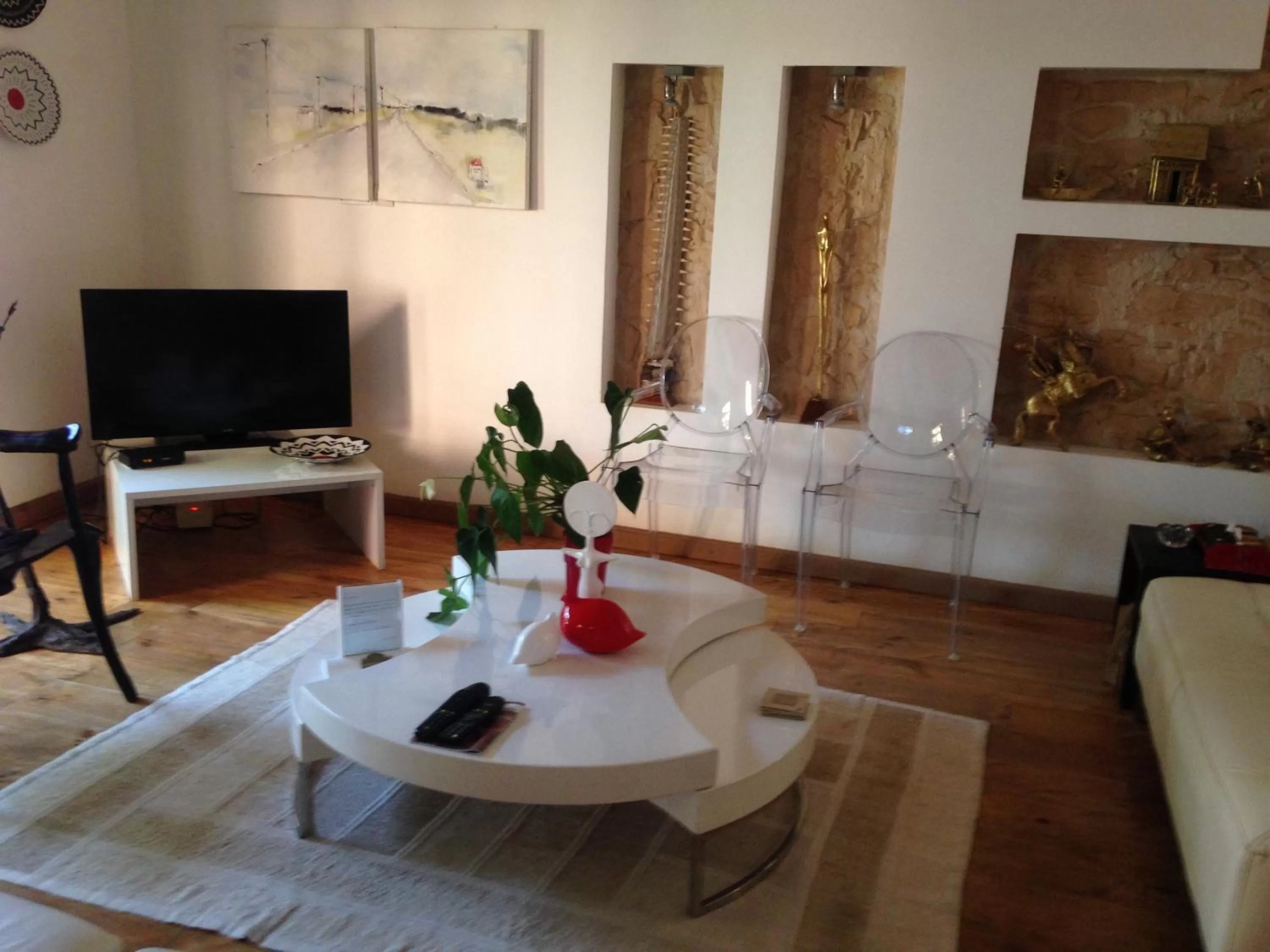 Living room, TV/Entertainment Center in Nyéléni maison sahel