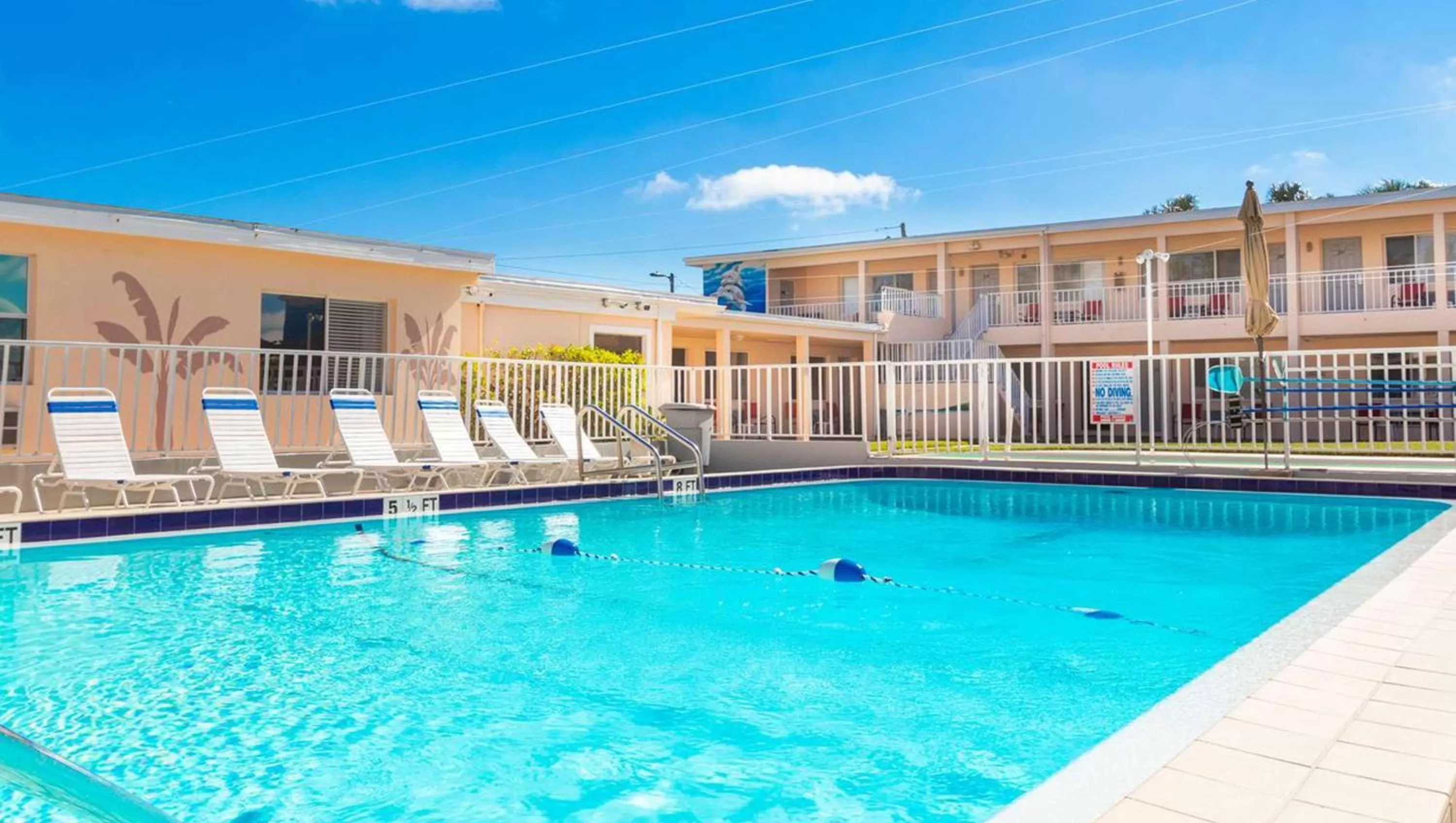Swimming pool in Belleair Beach Resort Motel