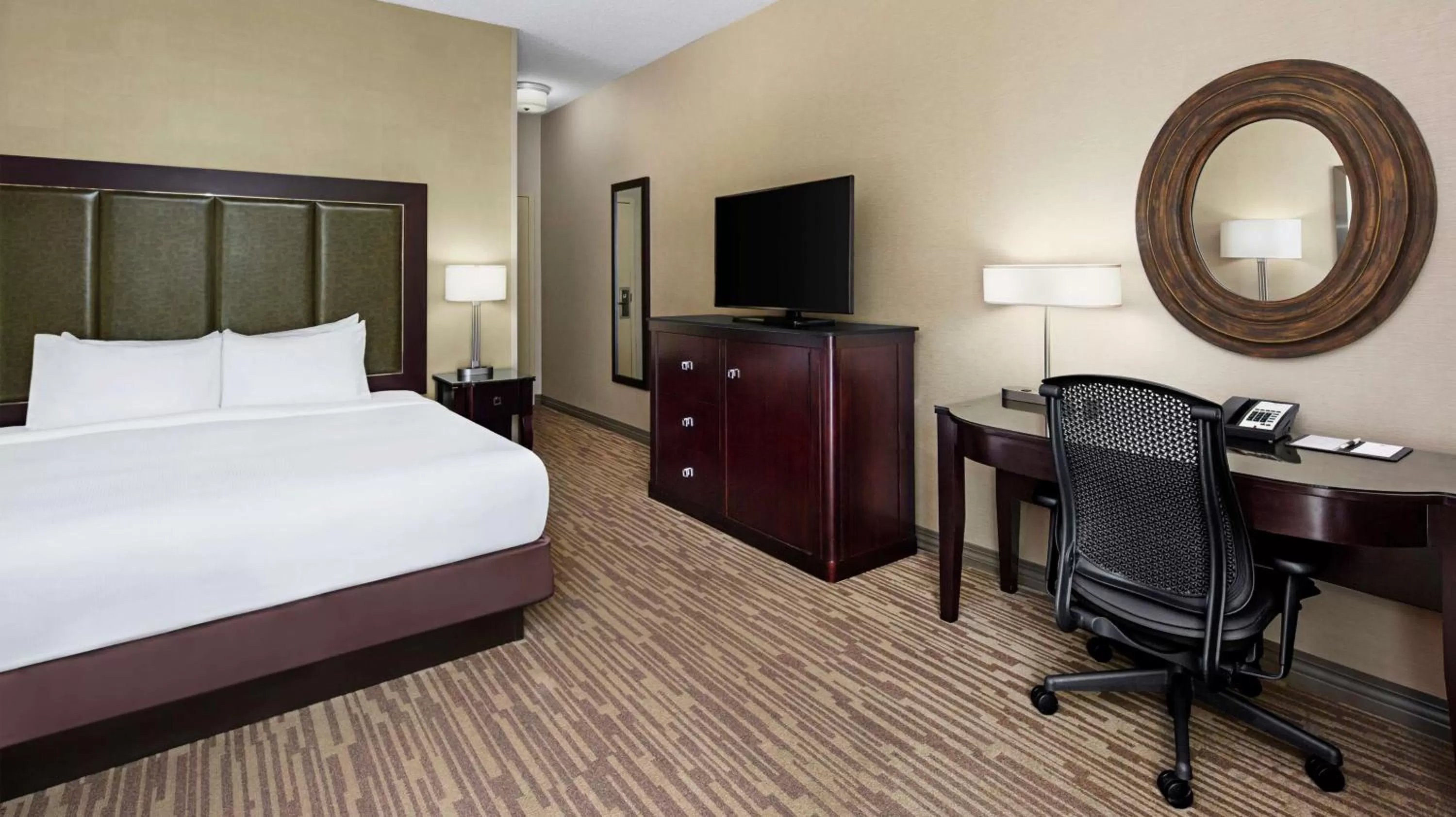 Bedroom, Bed in DoubleTree by Hilton Raleigh Durham Airport at Research Triangle Park