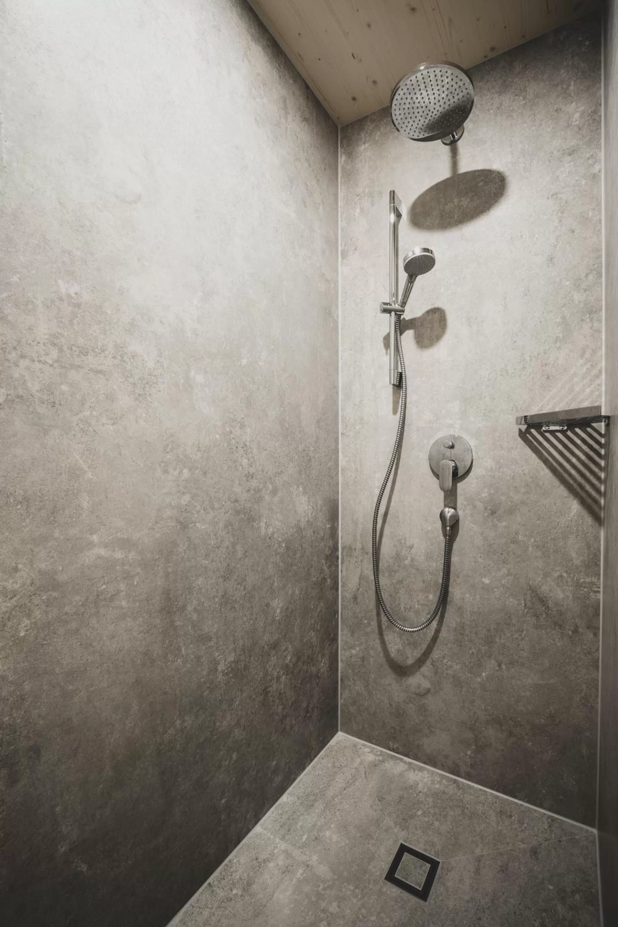 Shower in LANDHOTEL ALTE ZOLLSTATION- Historical Building