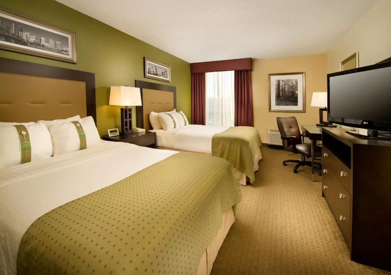 Bedroom, Bed in Holiday Inn Portland-Airport I-205 by IHG
