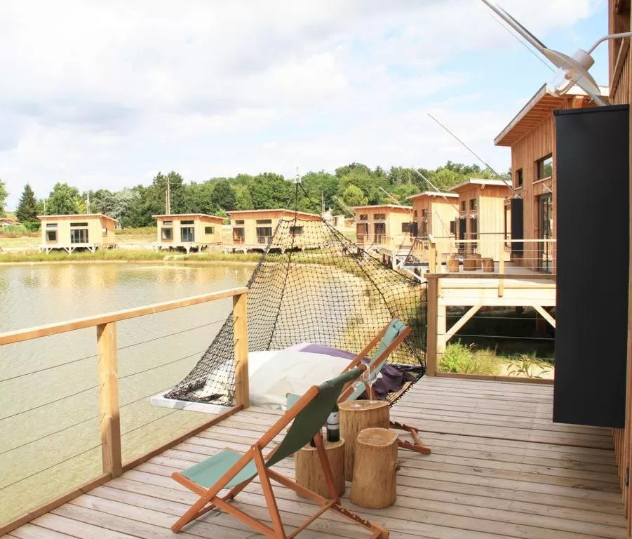 Balcony/Terrace in Écolodges du Golf du Sauternais