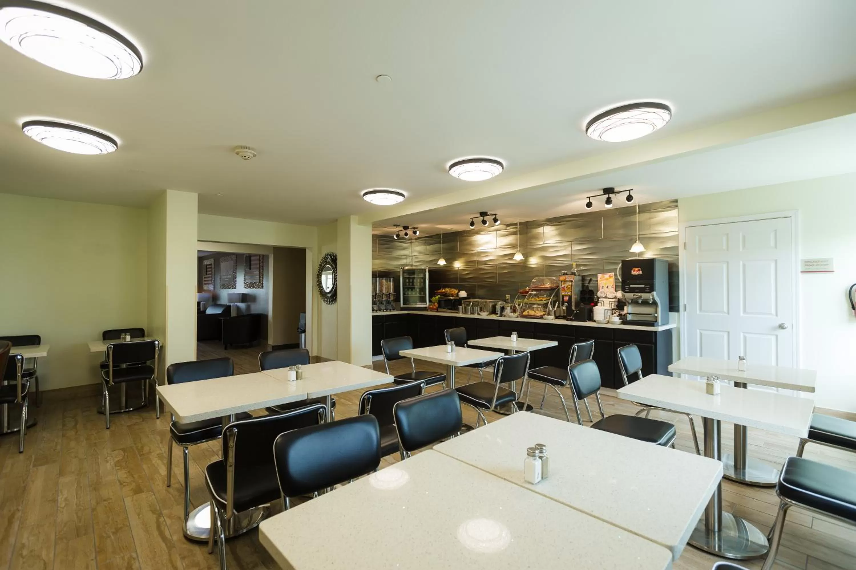 Restaurant/places to eat in Hawthorn Extended Stay by Wyndham Saint Robert