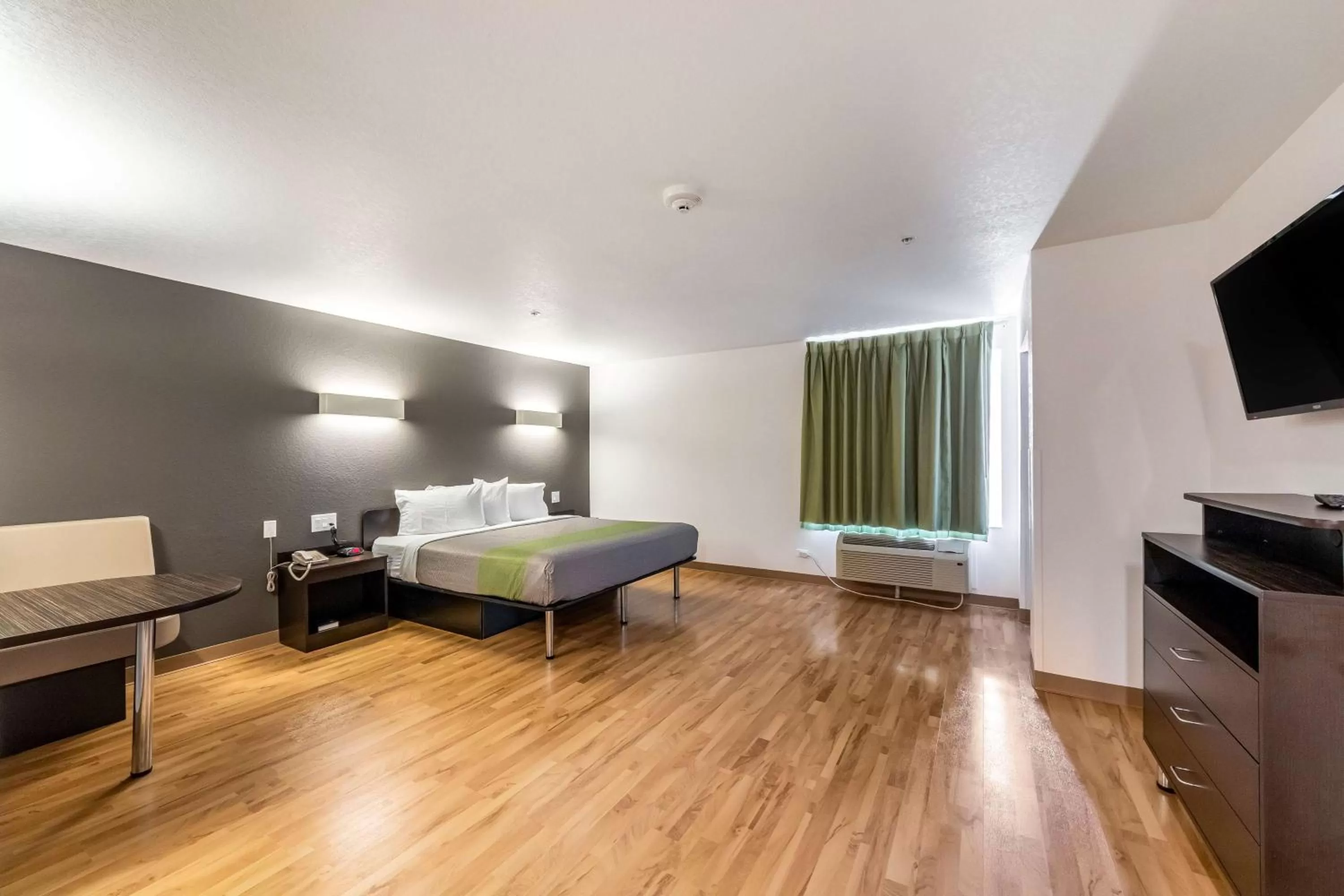 TV and multimedia, Bed in Studio 6-San Marcos, TX