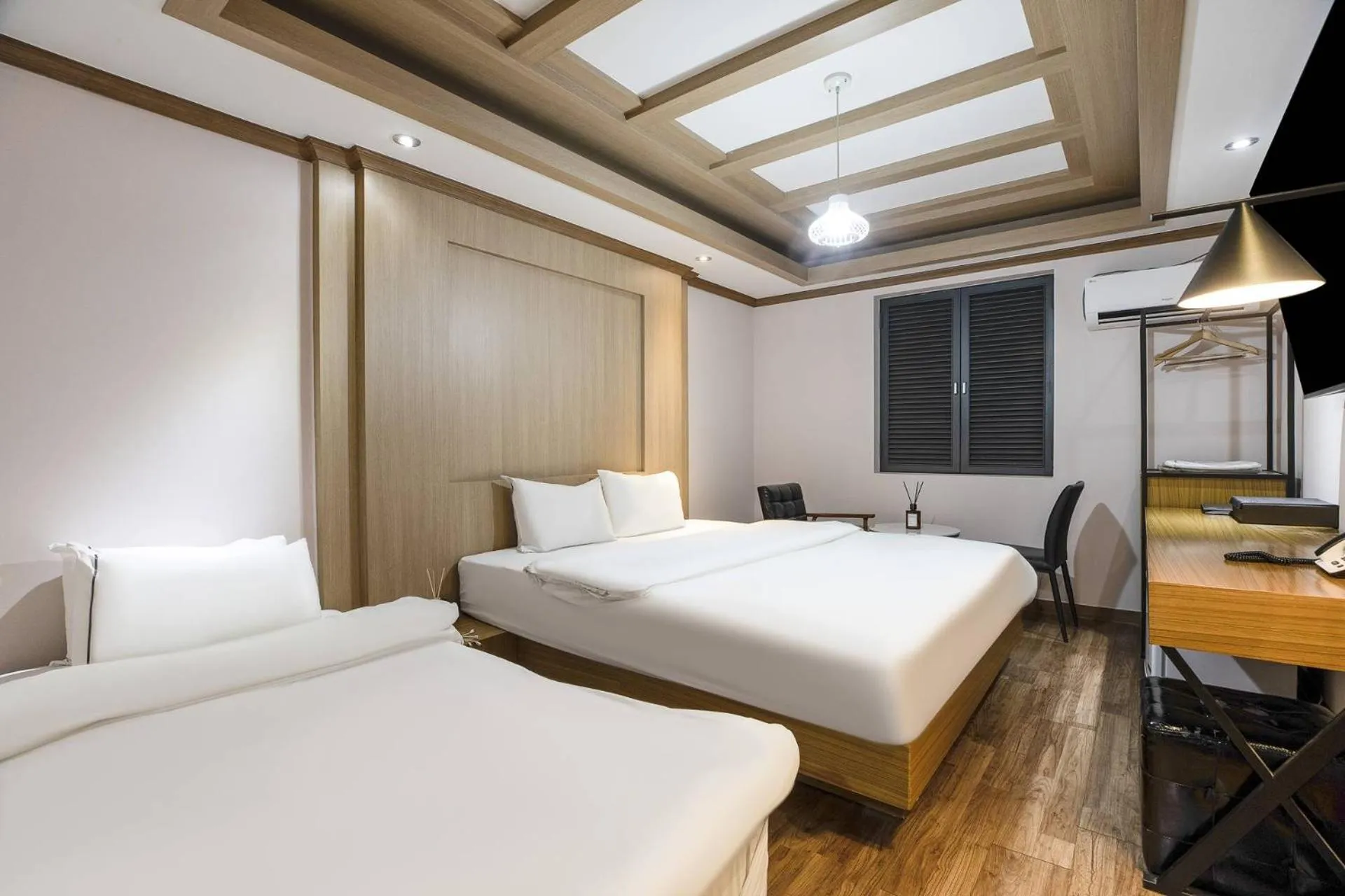 Bed in Central Plaza Hotel