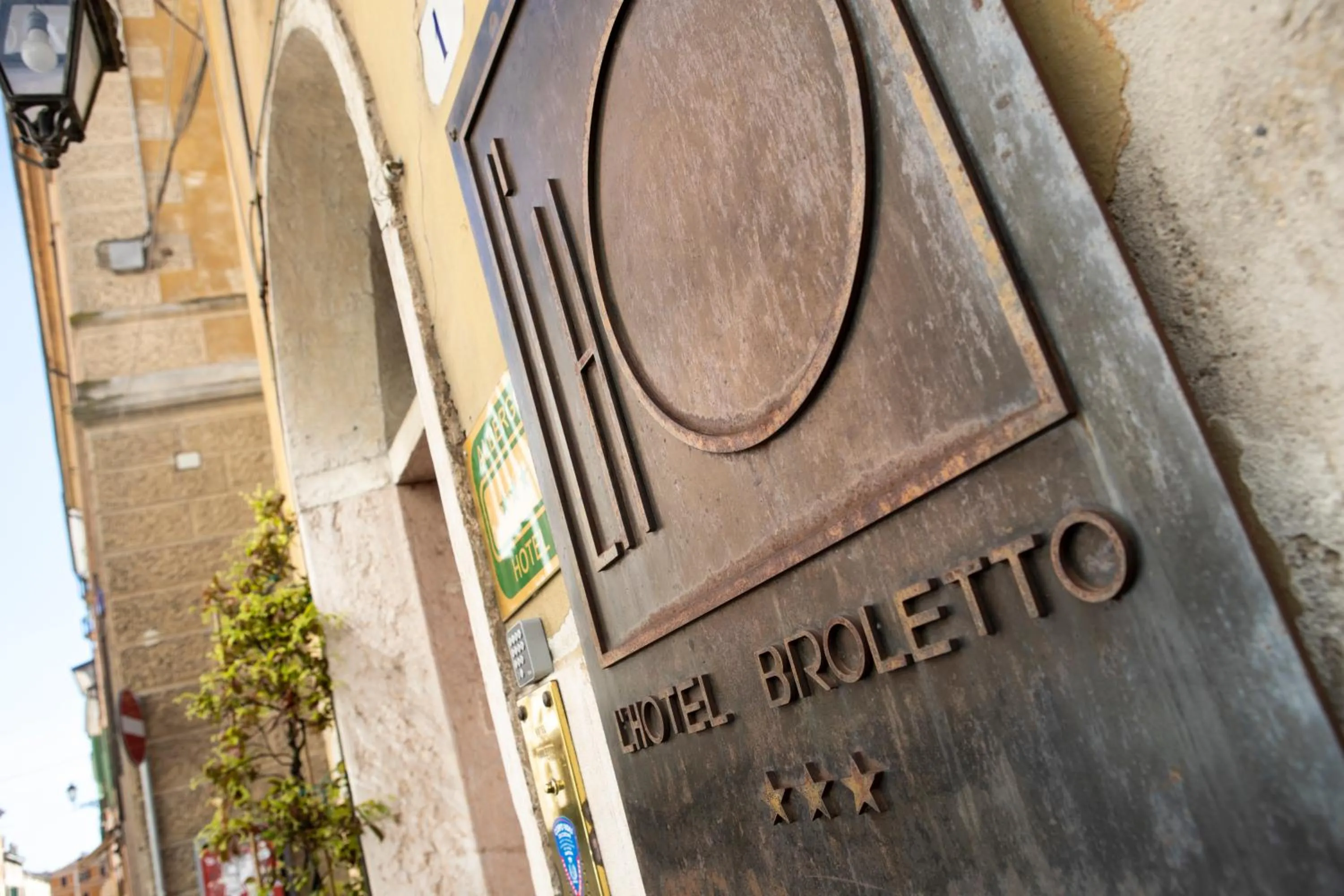 Facade/entrance in Hotel Broletto - Centro Storico