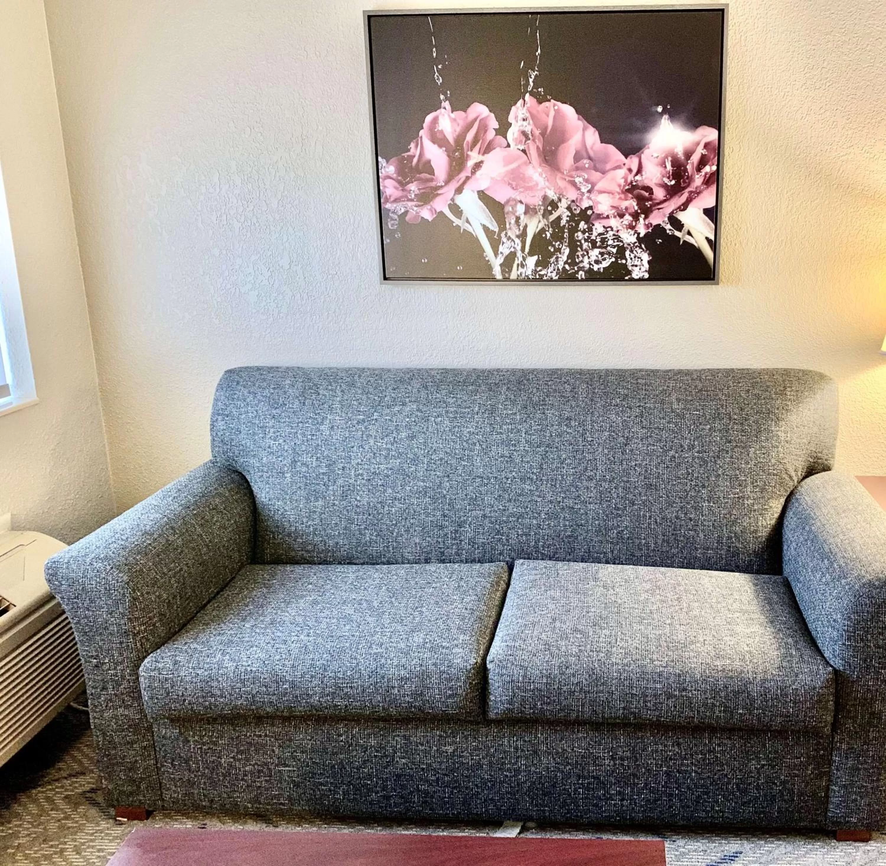 Photo of the whole room, Seating Area in Best Western Oswego Hotel