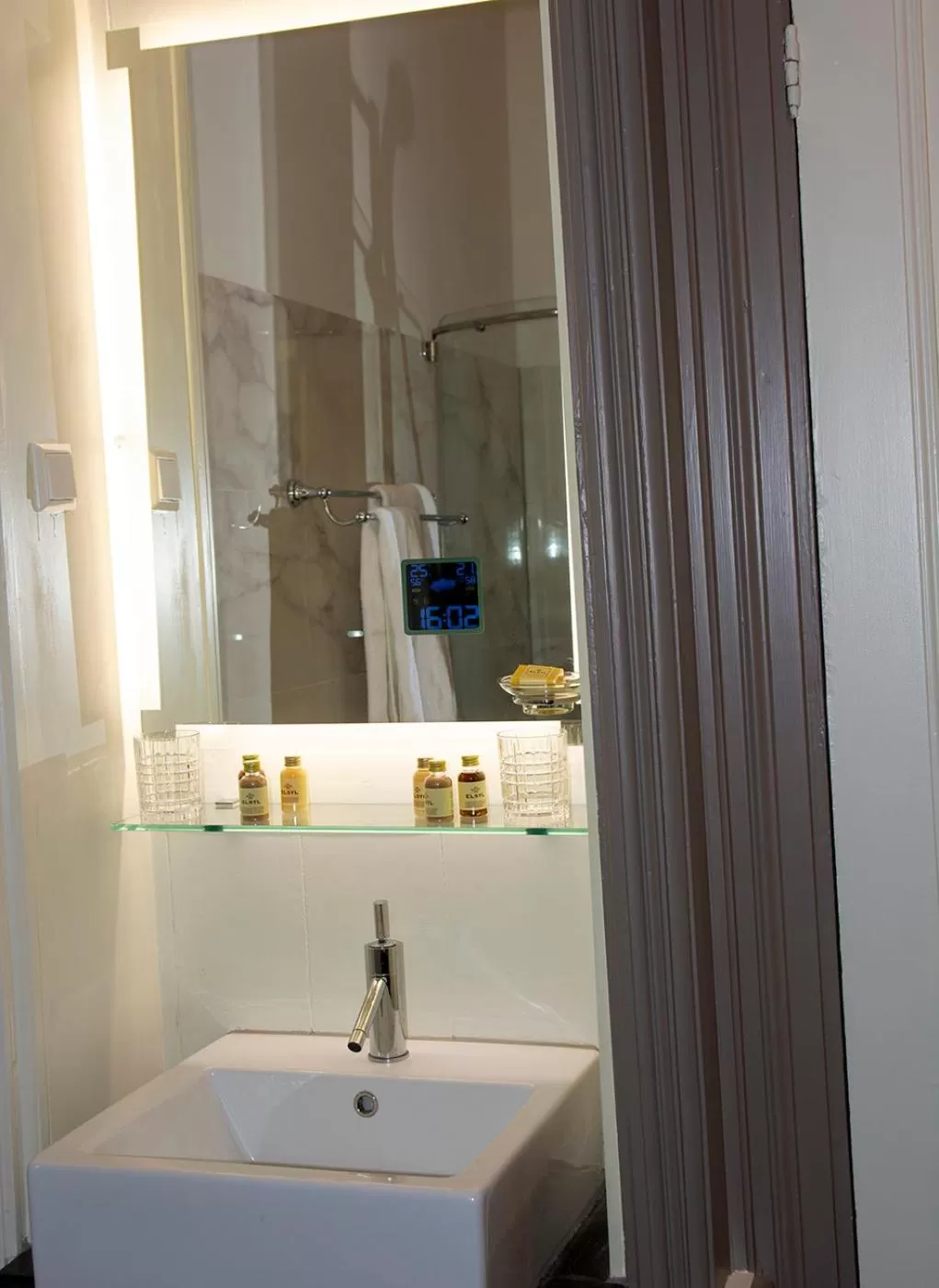 Bathroom in B&B Belle Chambre - Luxe in Art Deco stijl