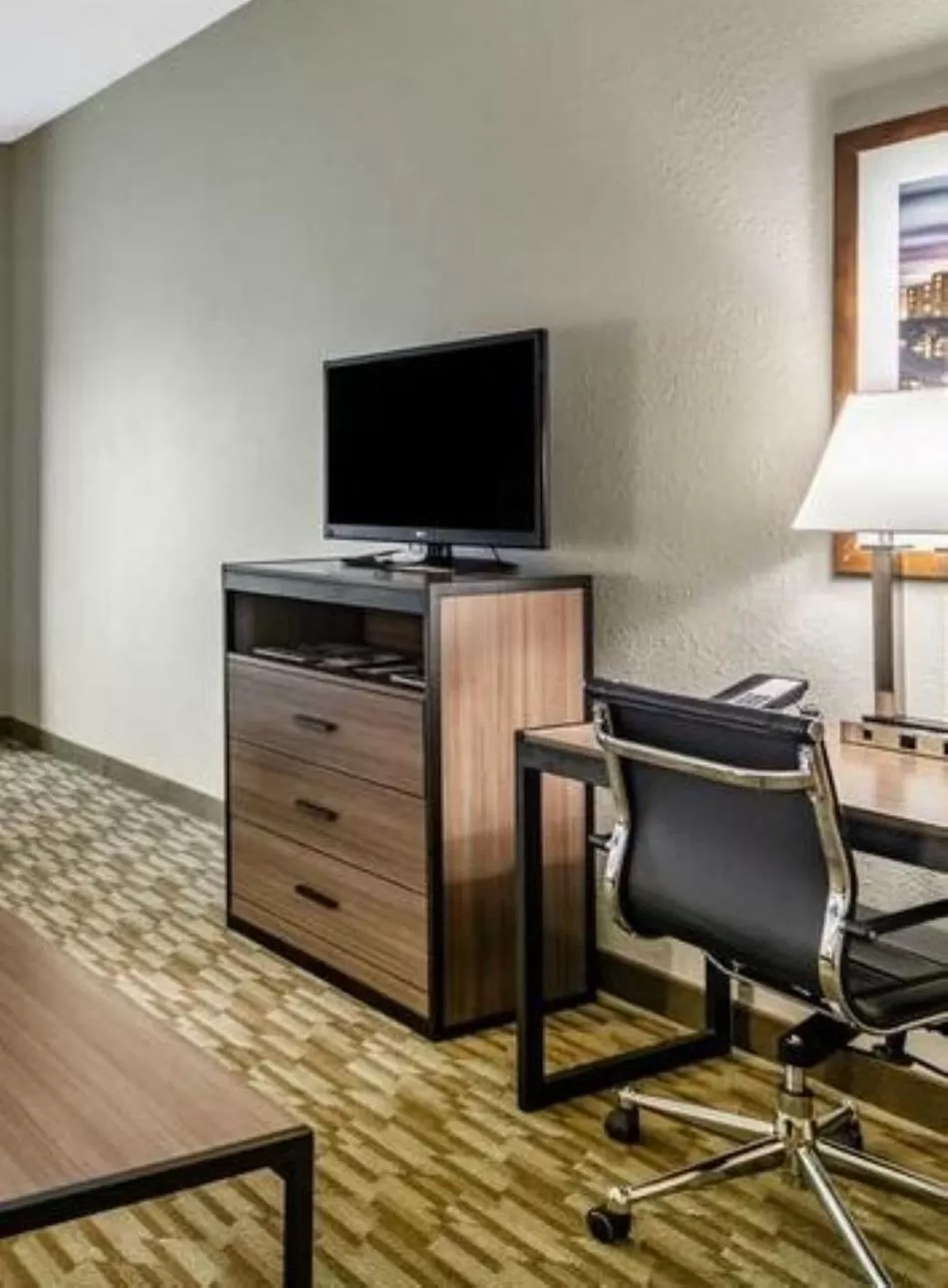 TV and multimedia in Riverview Inn & Suites, an Ascend Collection Hotel