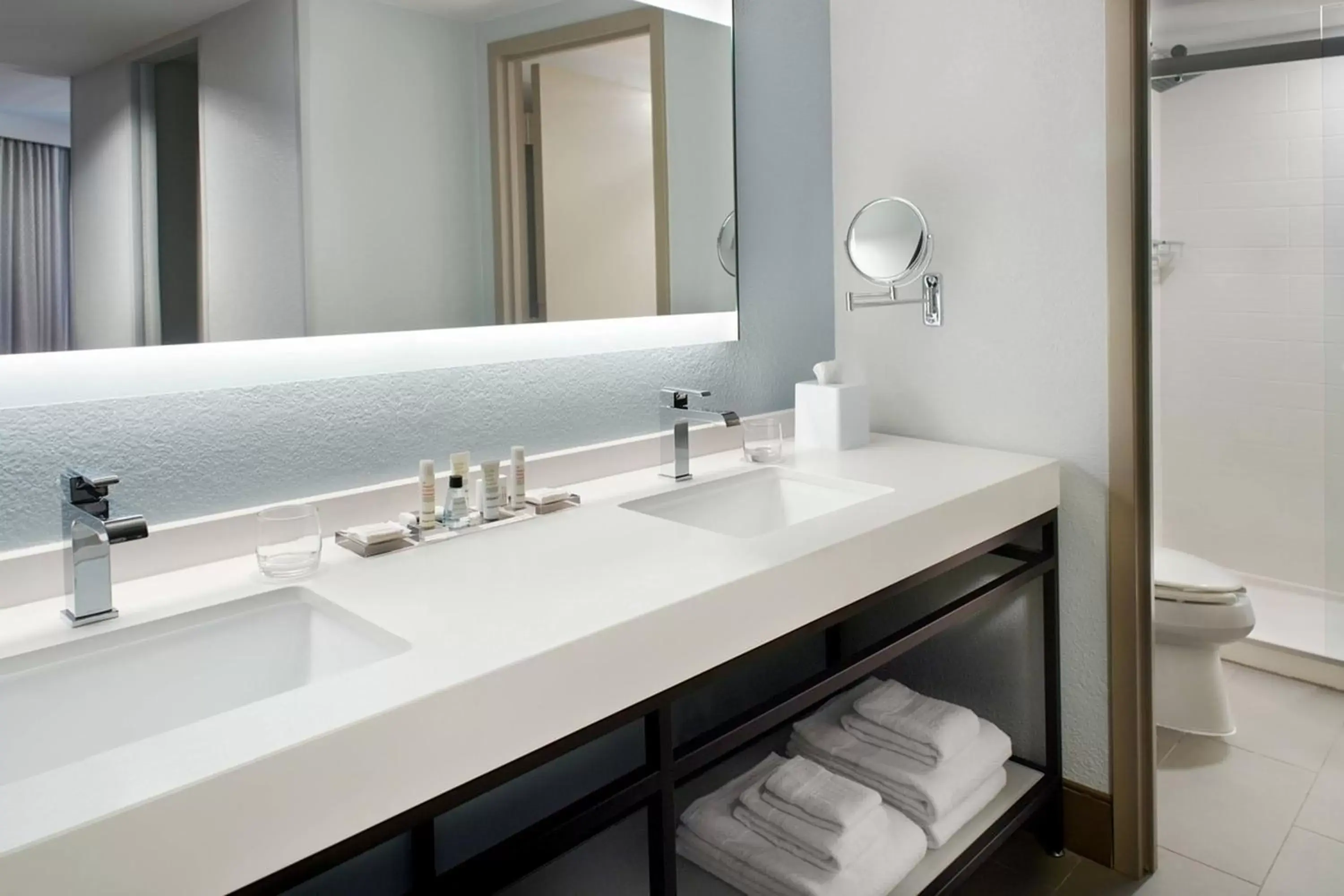 Quadruple Room with Lake View in Atlanta Evergreen Lakeside Resort Quadruple Room with Lake View in Atlanta Evergreen Lakeside Resort