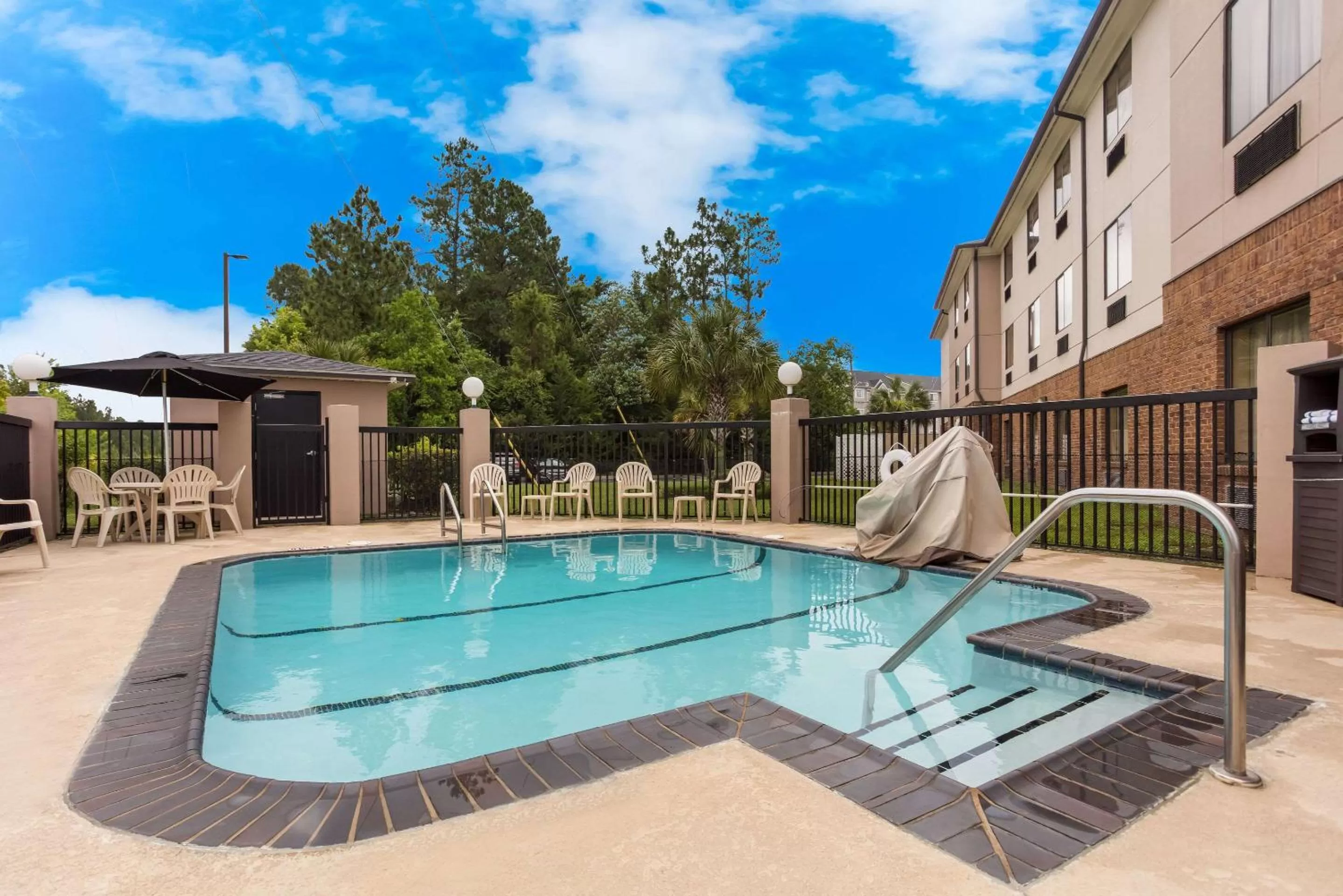 Swimming pool in Comfort Suites Saraland - North Mobile