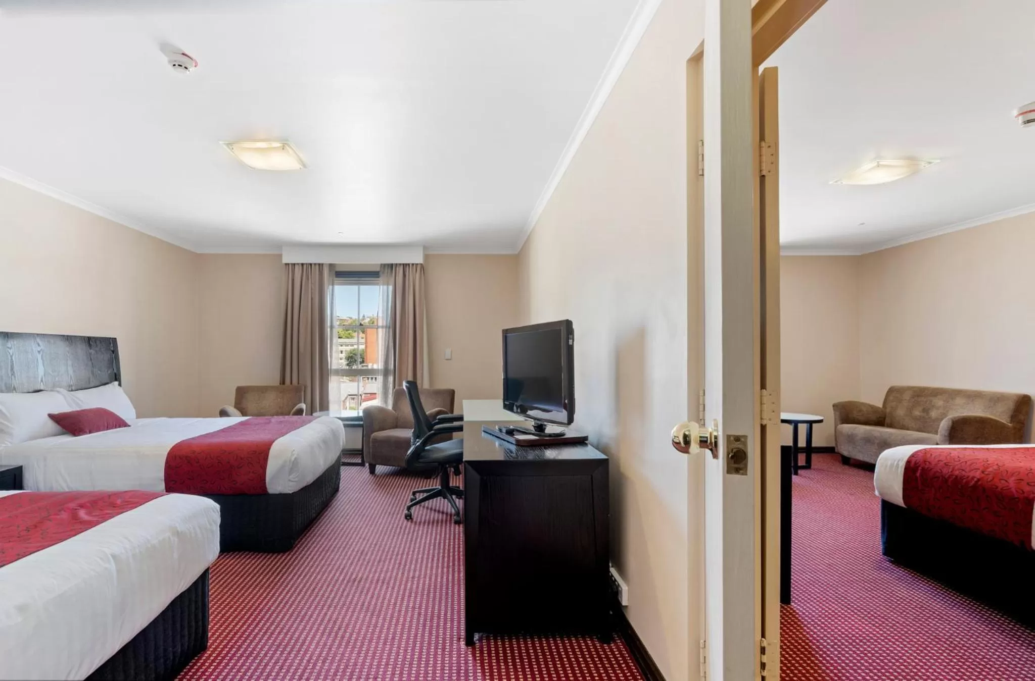 Communal lounge/ TV room, Bed in Hotel Grand Chancellor Launceston