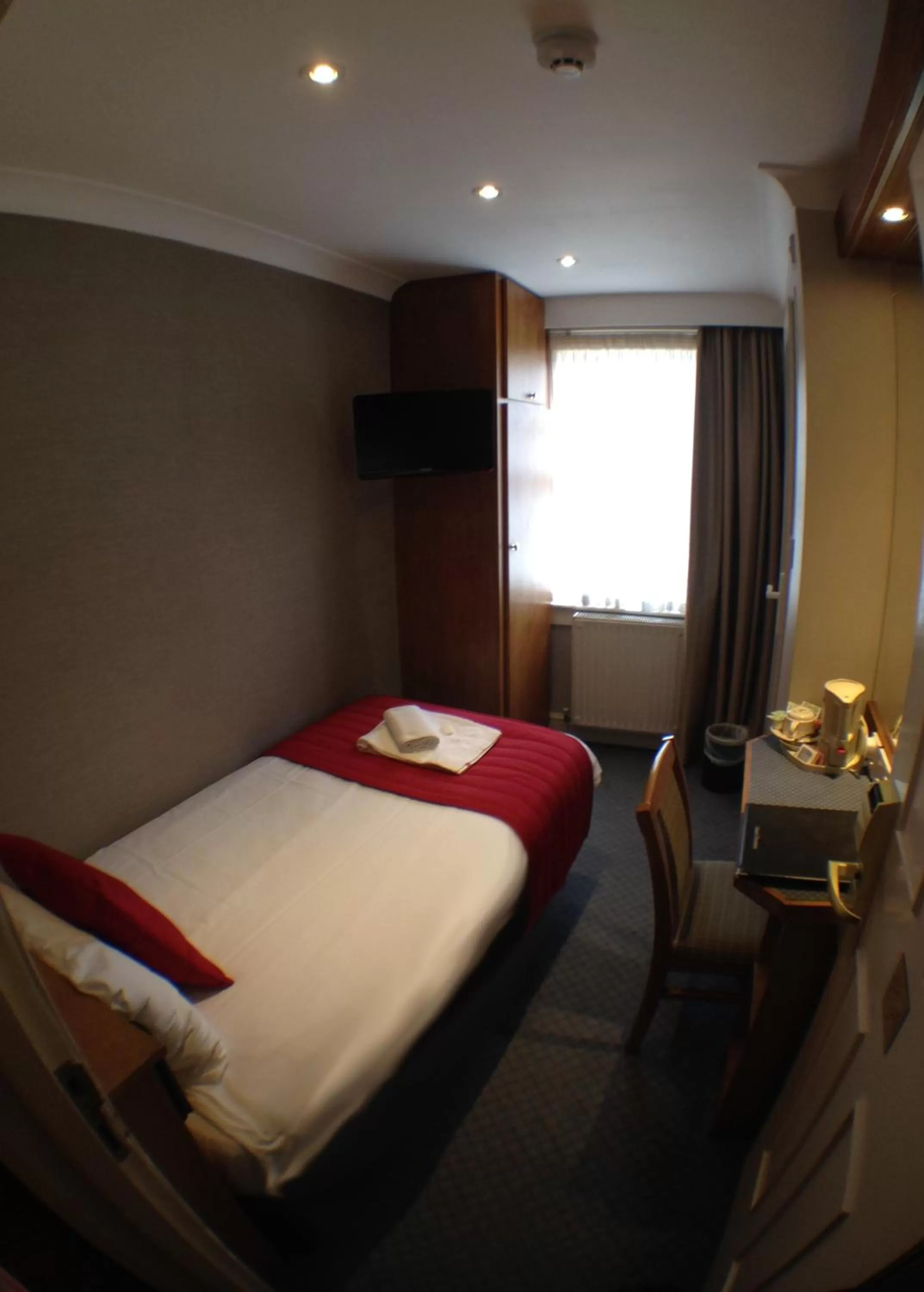 Photo of the whole room, Bed in Columbus Hotel