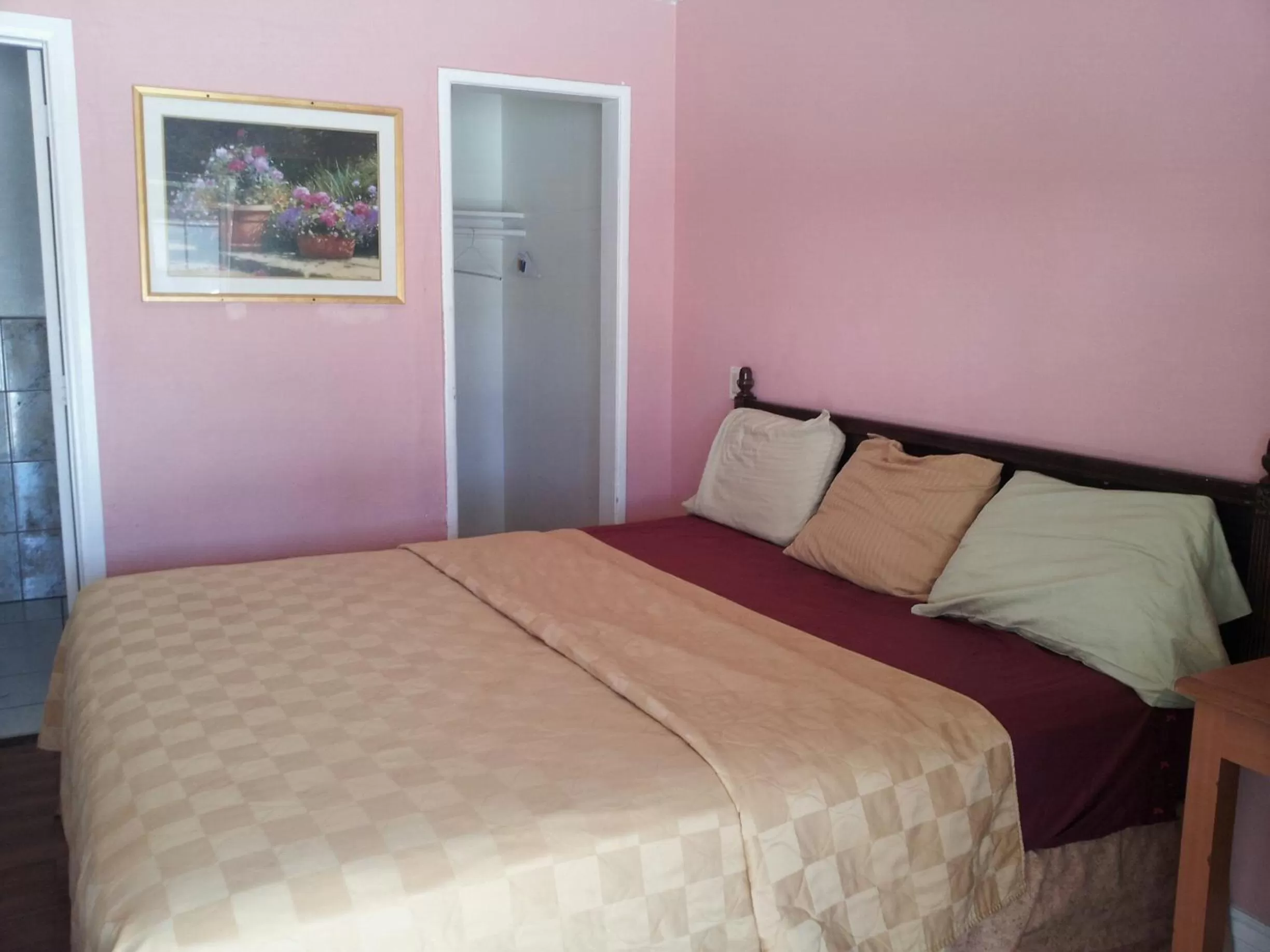 Bedroom, Bed in Travel Eagle Inn Motel