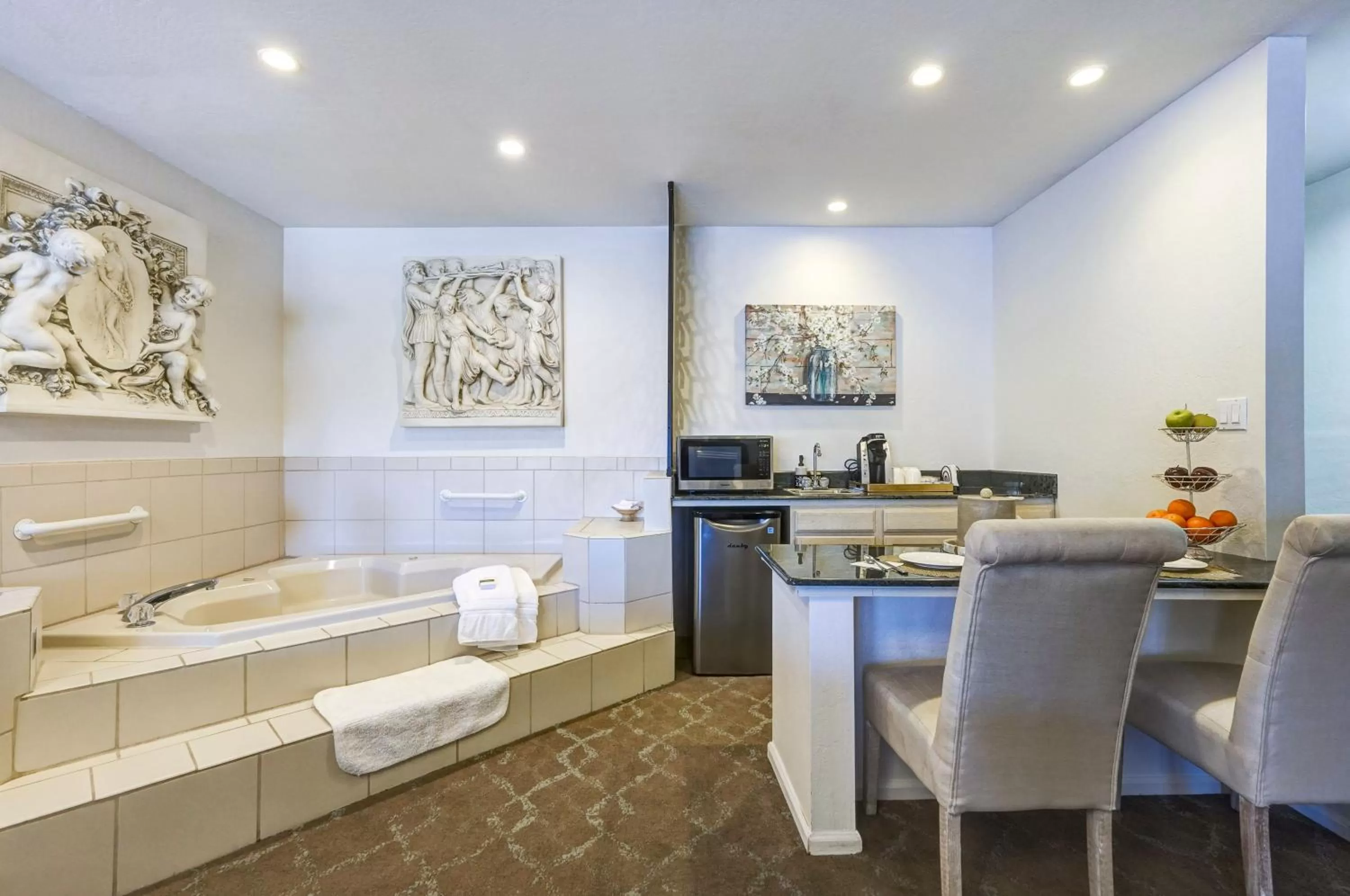 Kitchen or kitchenette in Forest Villas Hotel